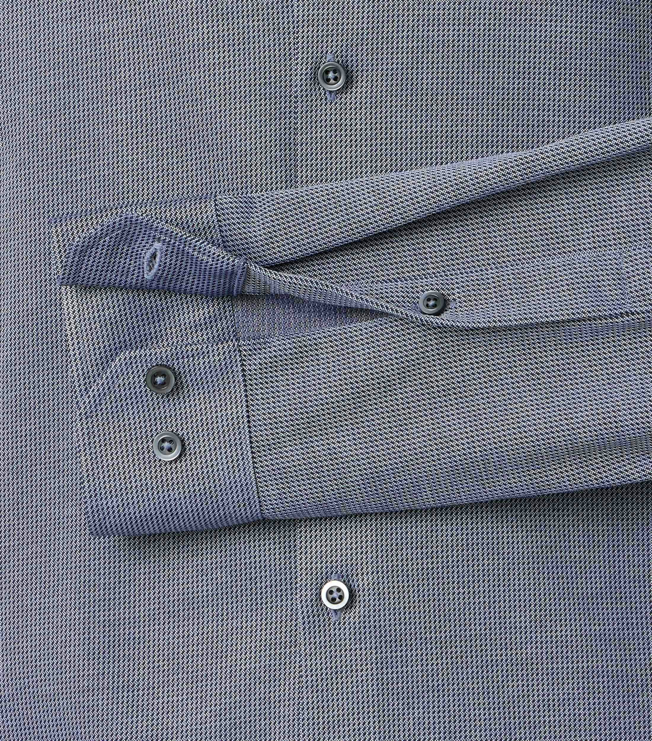 Ein Businesshemd im uni Muster in der Farbe blau