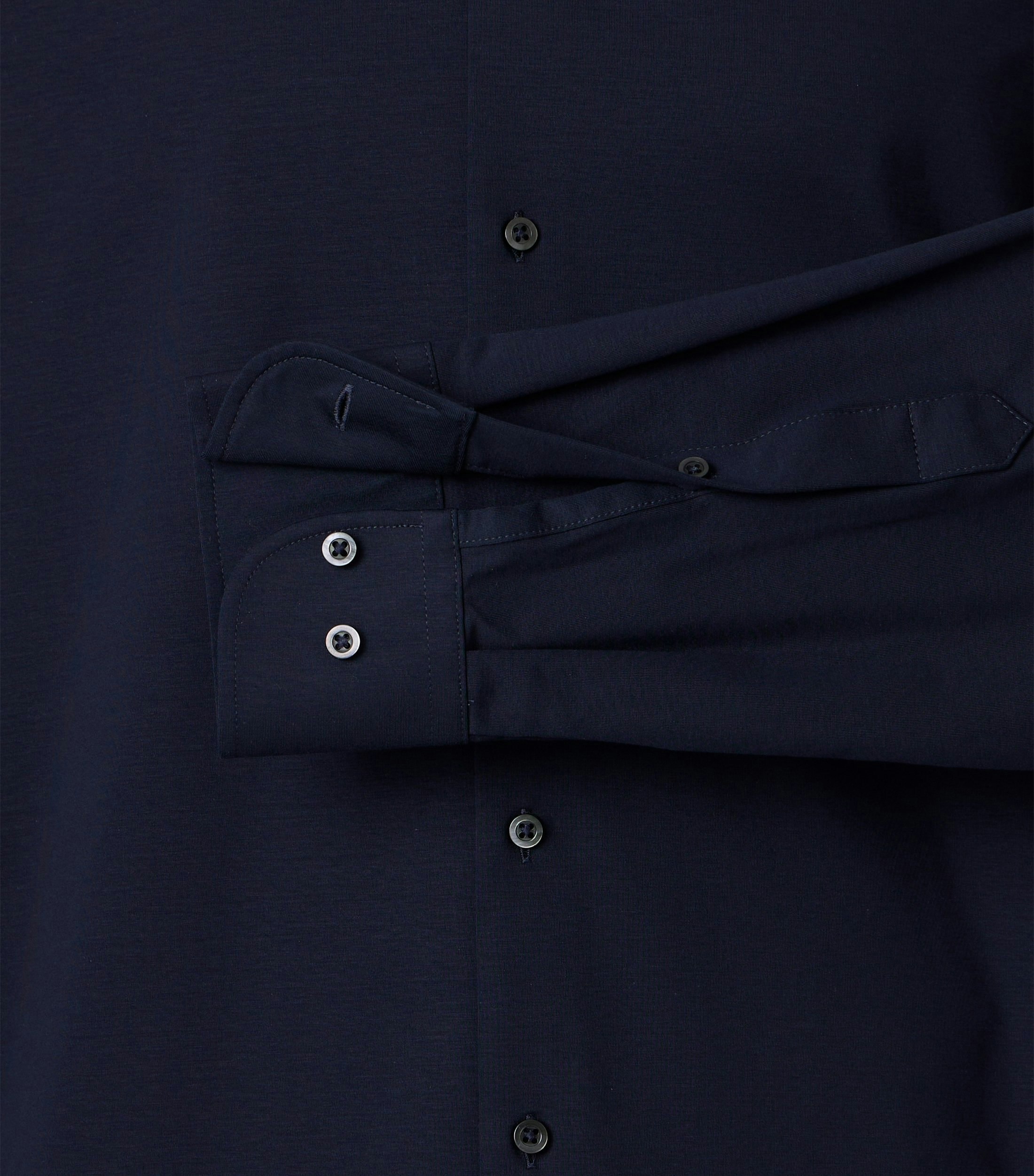 Ein Businesshemd im Print Muster in der Farbe blau