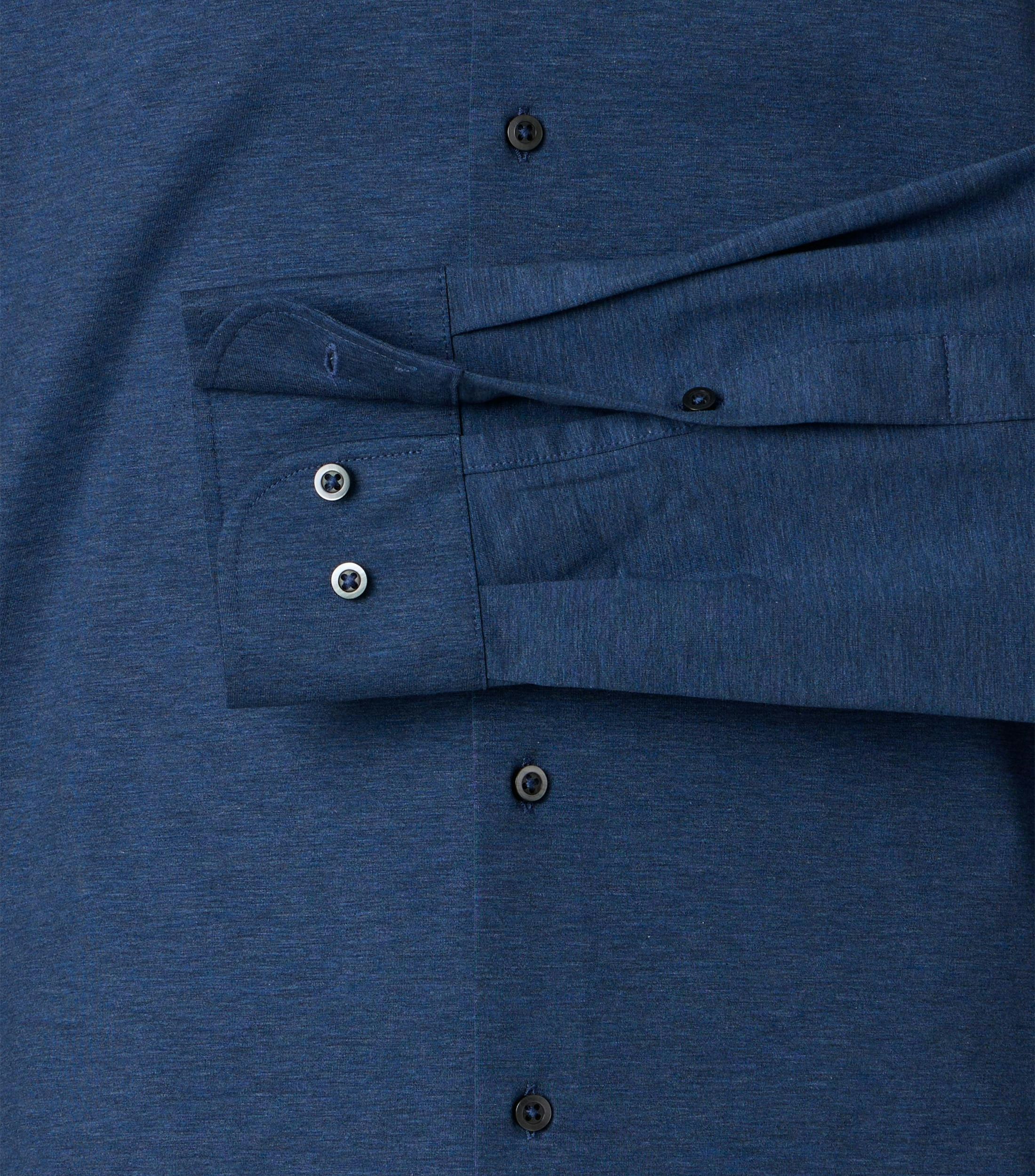 Ein Businesshemd im Print Muster in der Farbe blau