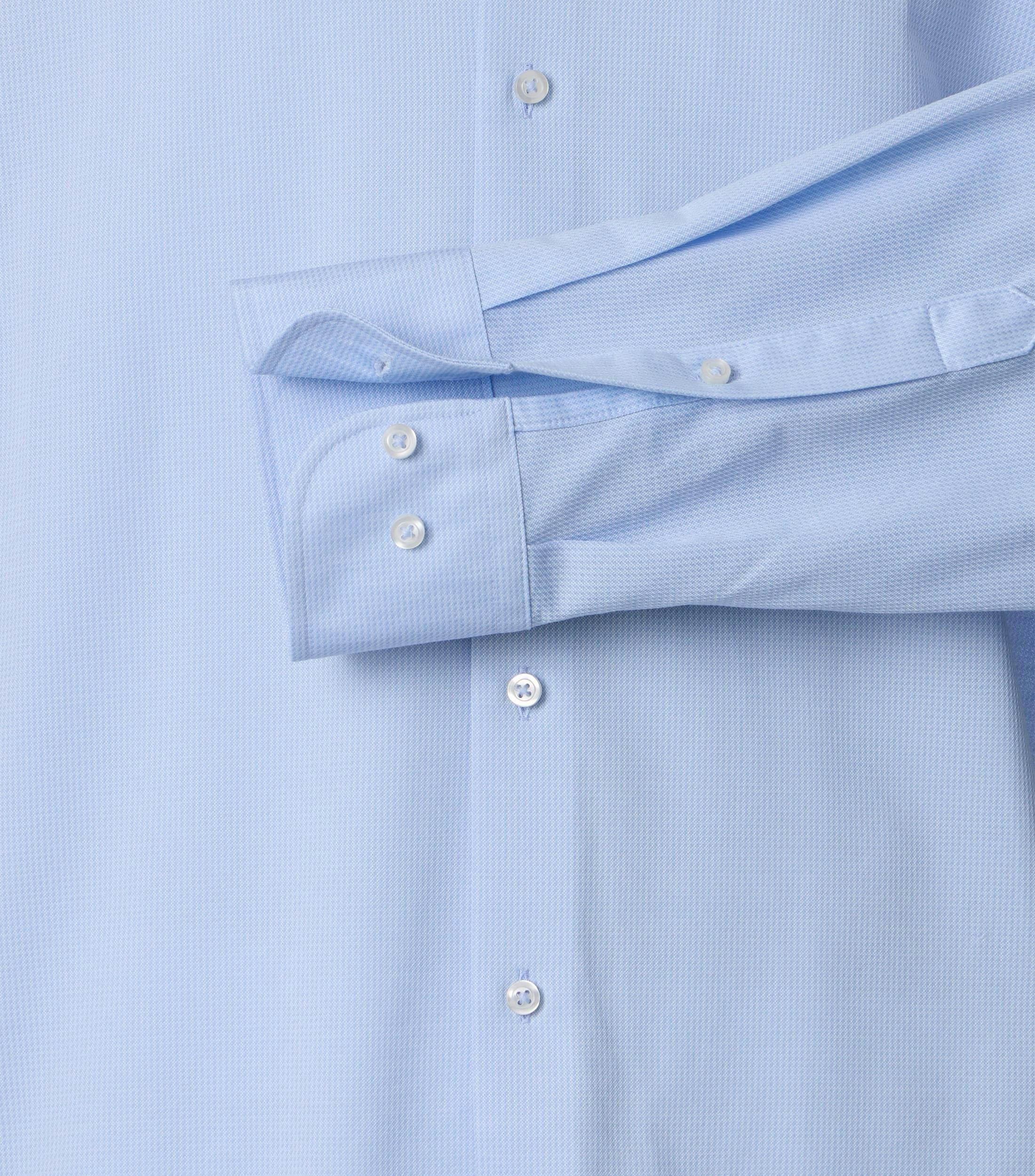 Ein Businesshemd im uni Muster in der Farbe blau