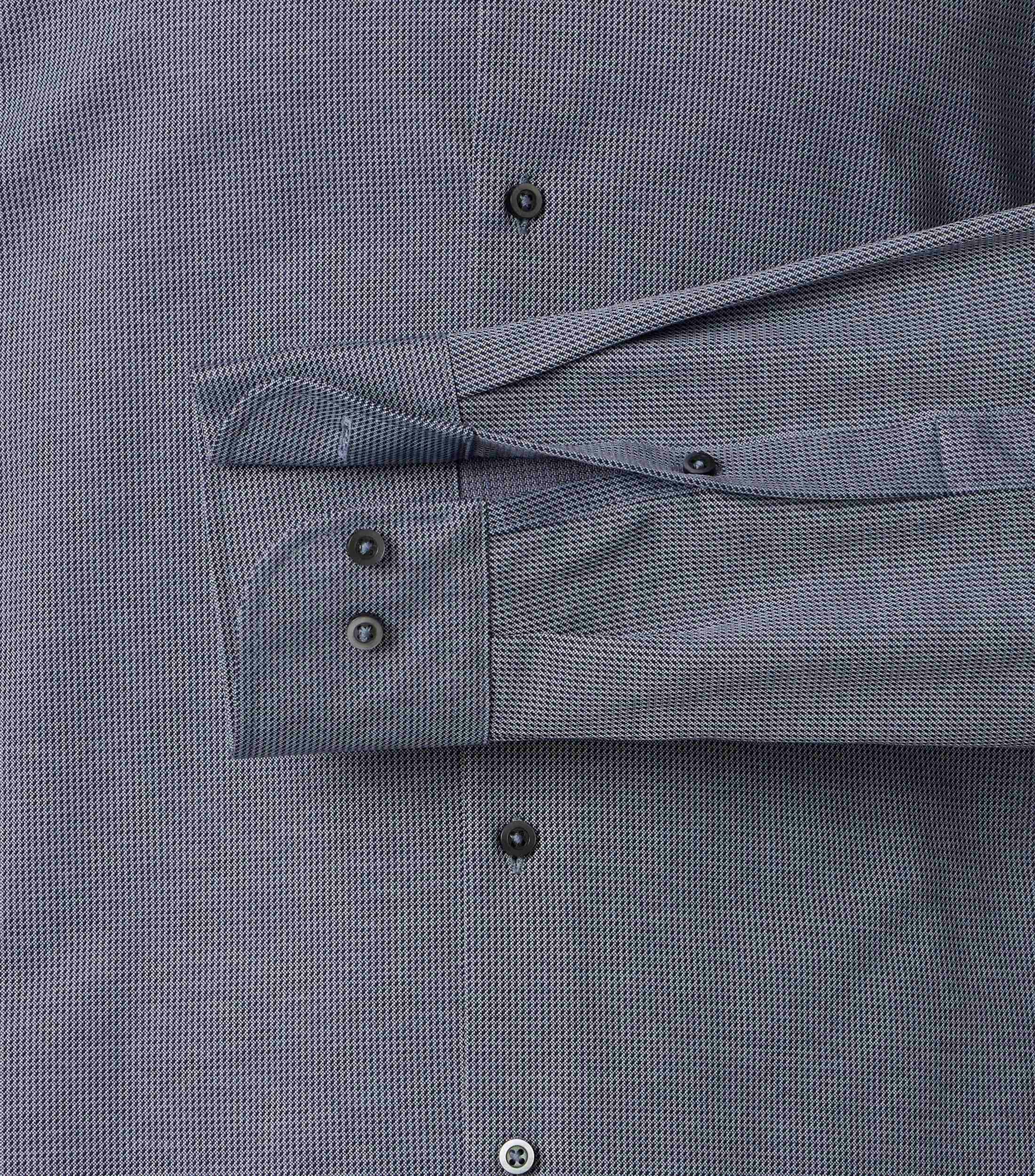 Ein Businesshemd im uni Muster in der Farbe blau