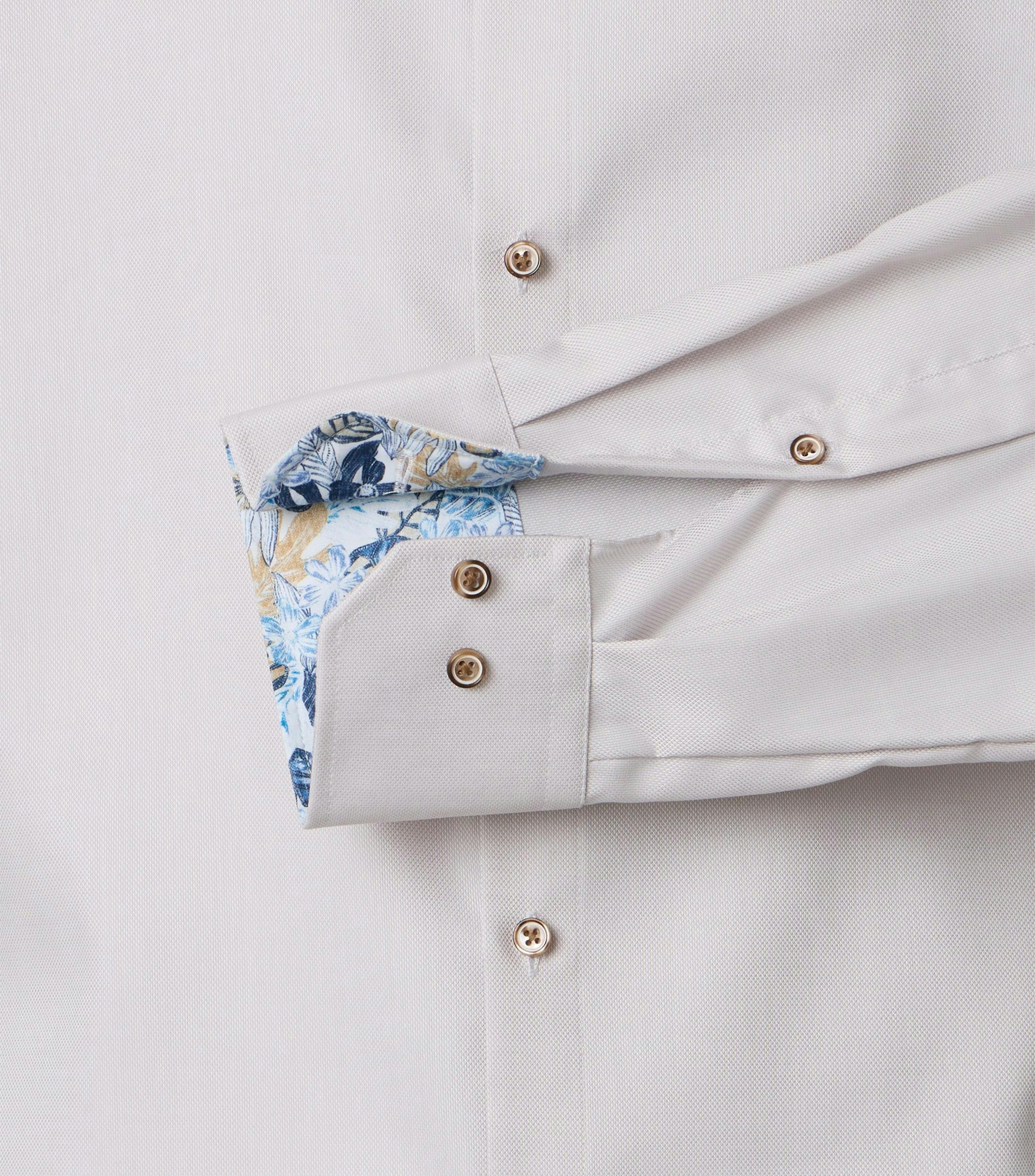 Ein Businesshemd im uni Muster in der Farbe Beige