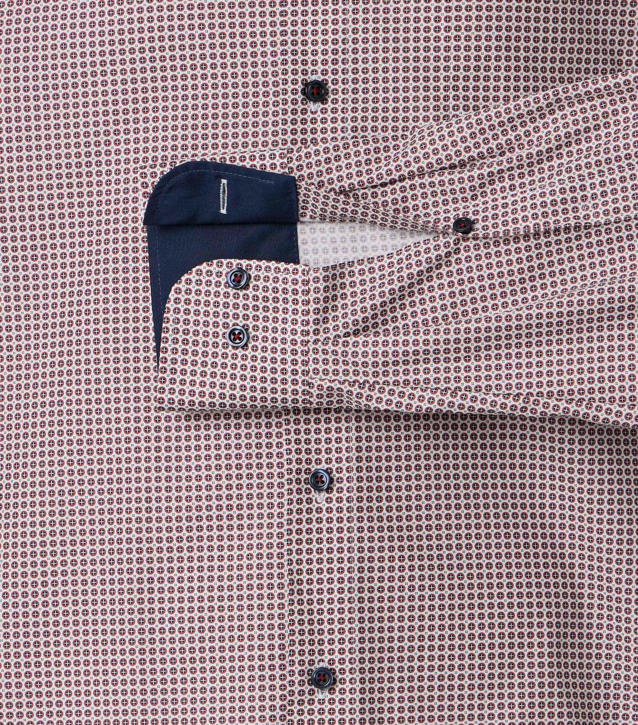 Ein Businesshemd im Print Muster in der Farbe Rot