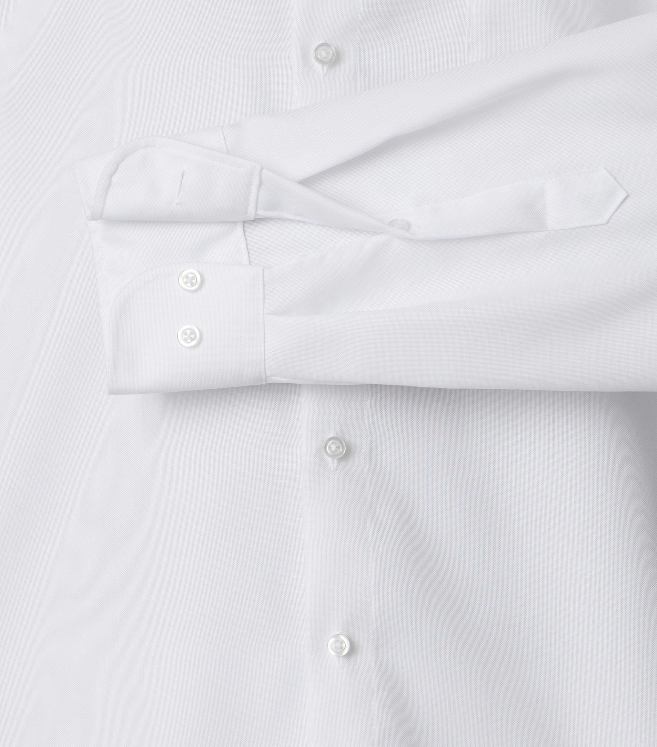 Ein Businesshemd im uni Muster in der Farbe weiss