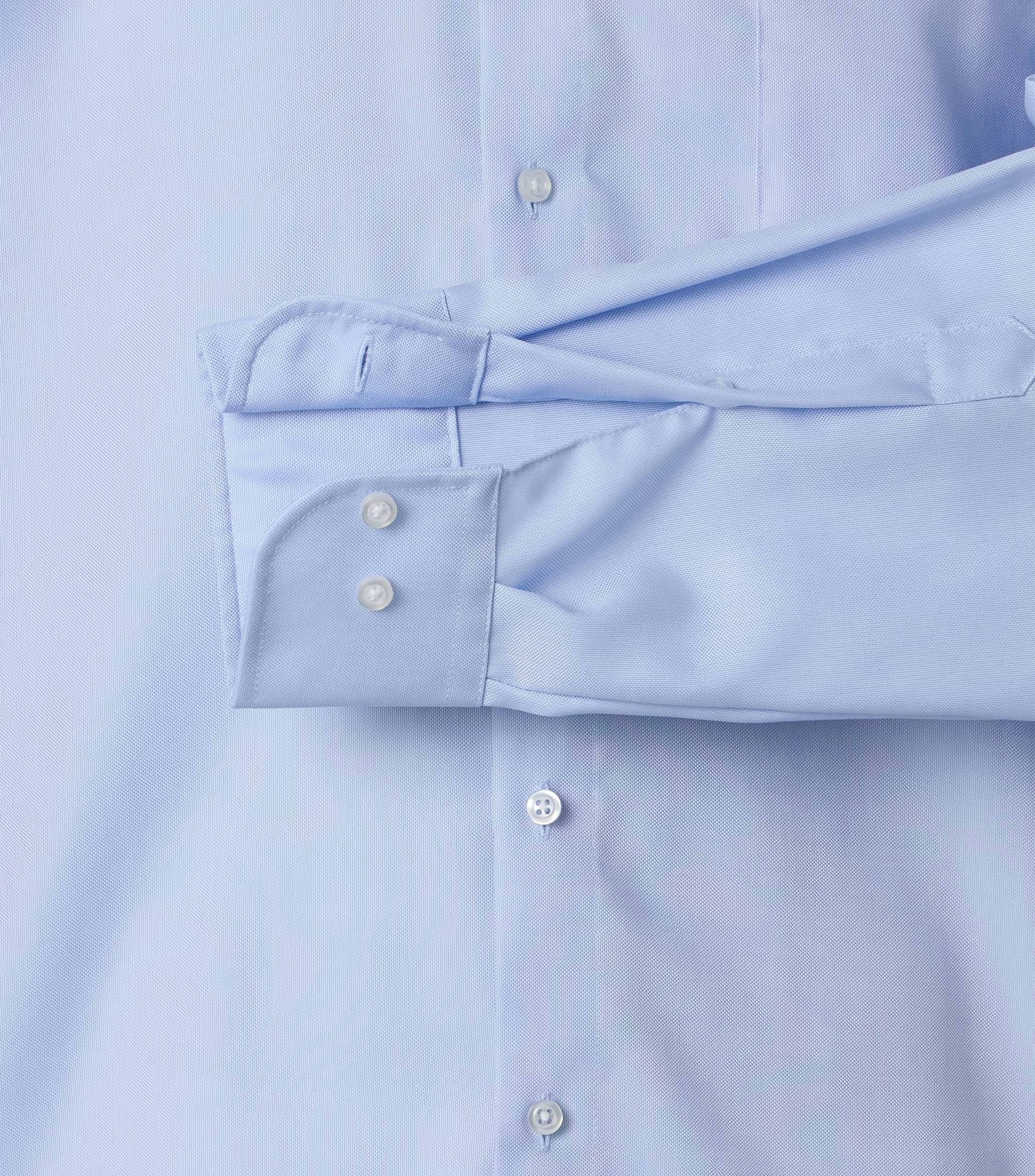 Ein Businesshemd im uni Muster in der Farbe blau