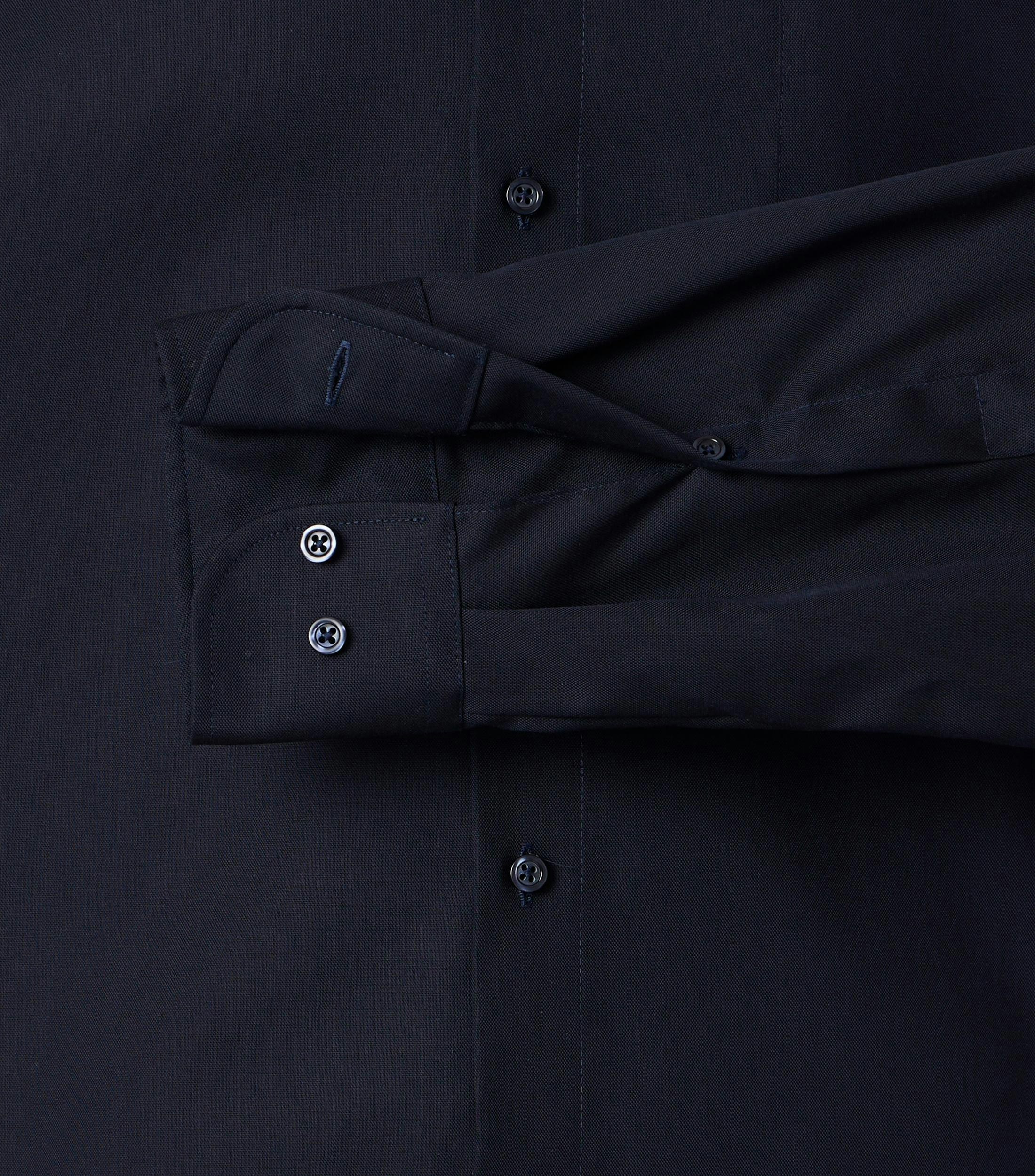 Ein Businesshemd im uni Muster in der Farbe blau