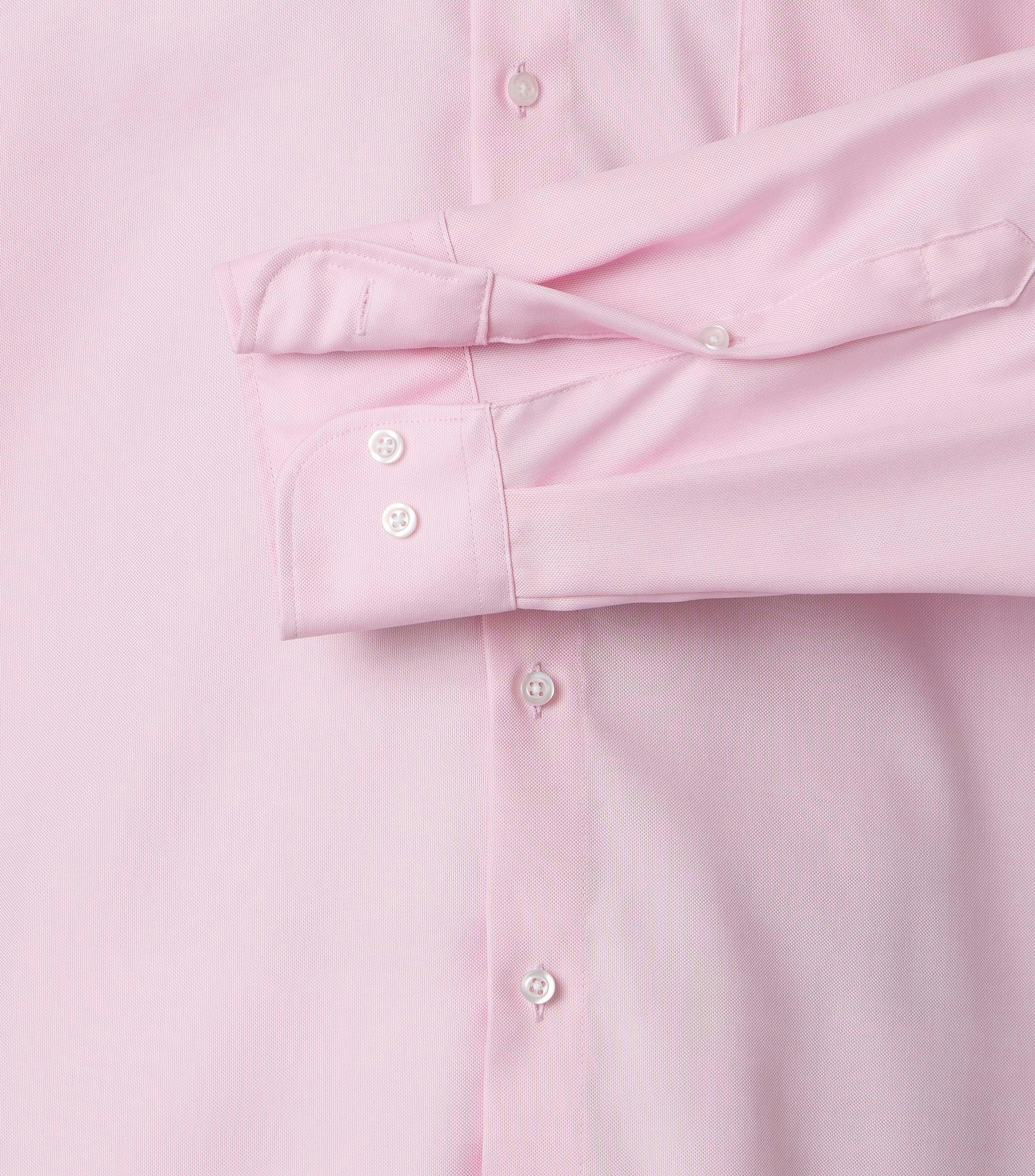 Ein Businesshemd im uni Muster in der Farbe rot