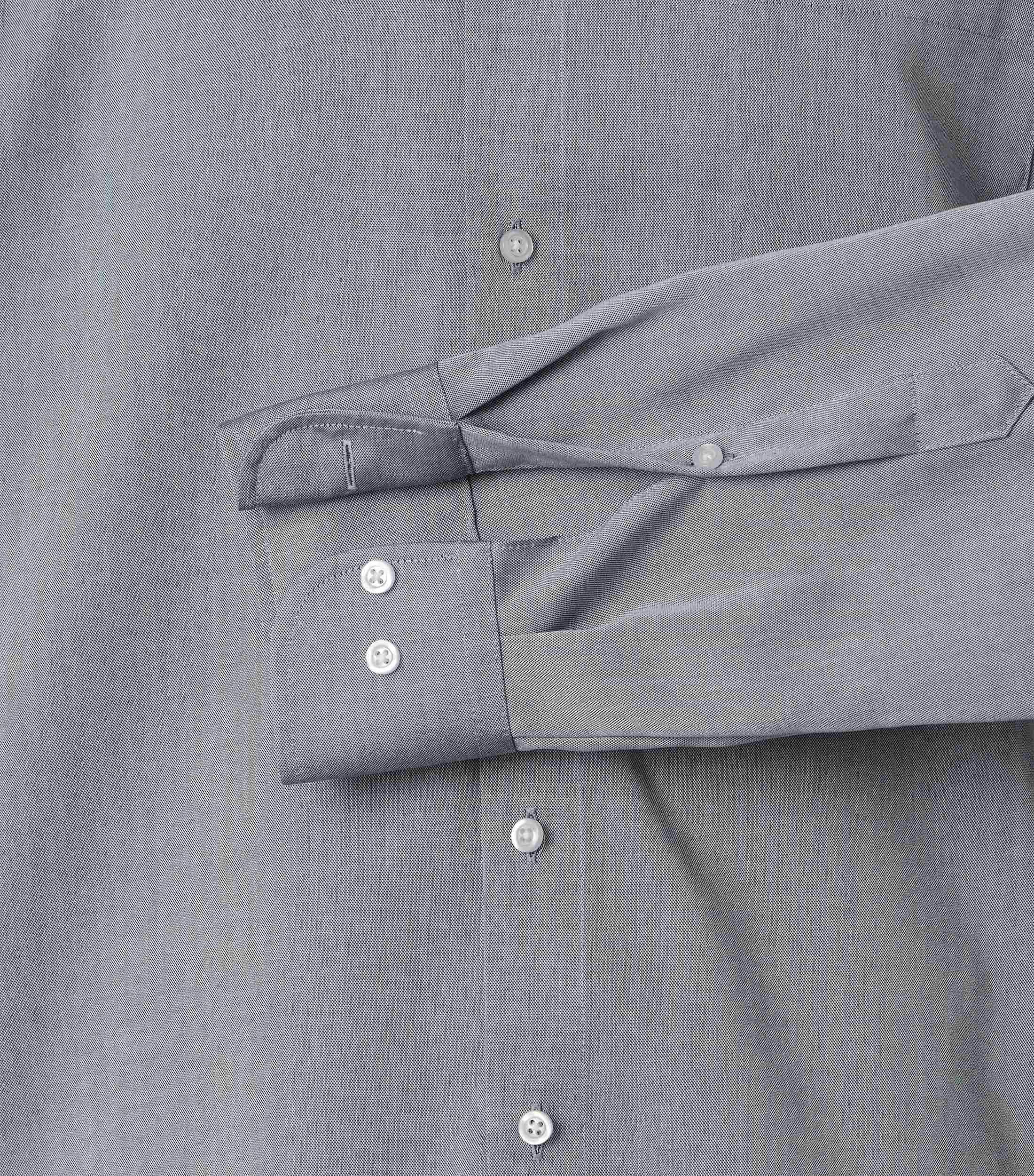 Ein Businesshemd im uni Muster in der Farbe blau