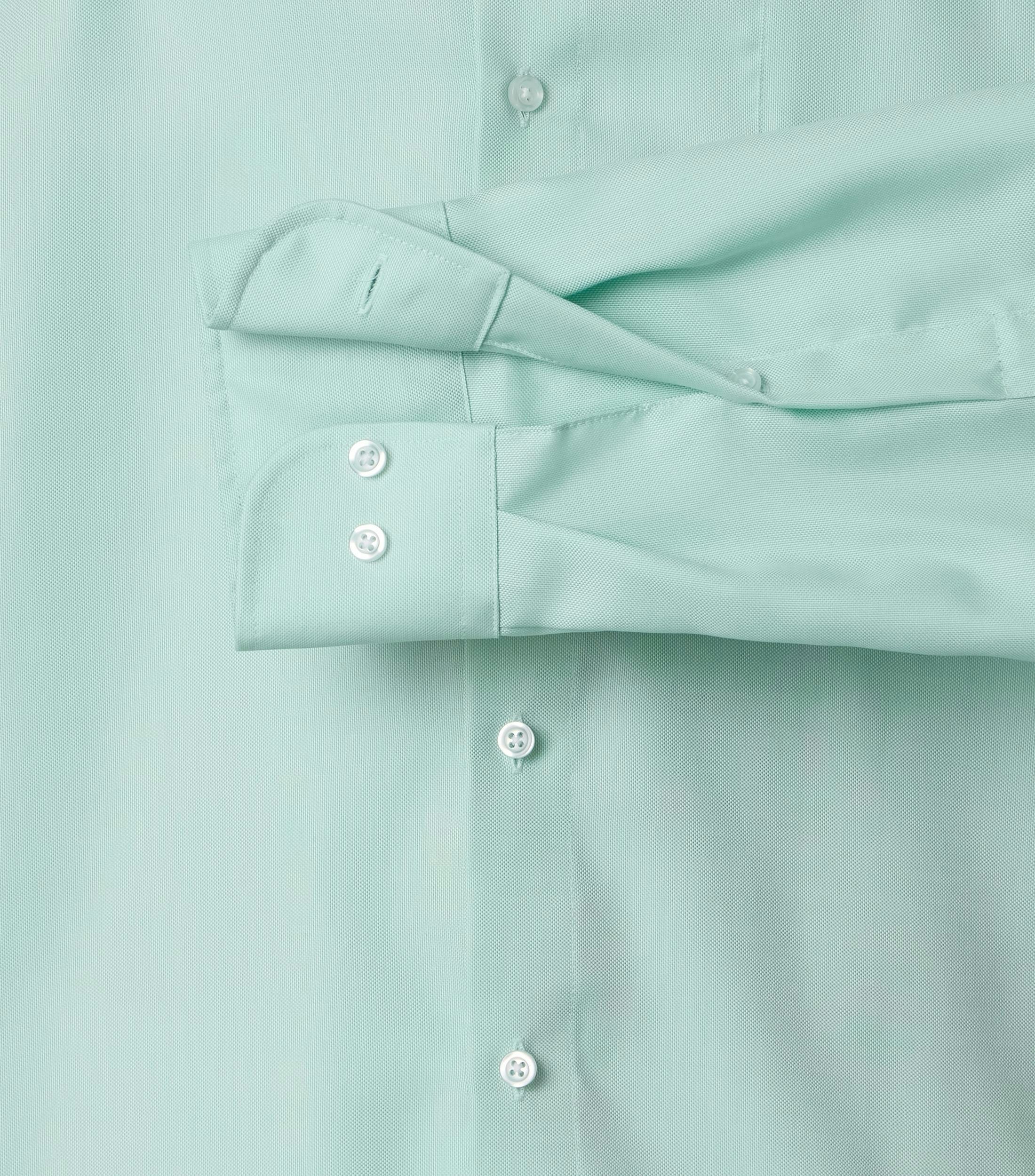 Ein Businesshemd im uni Muster in der Farbe grün