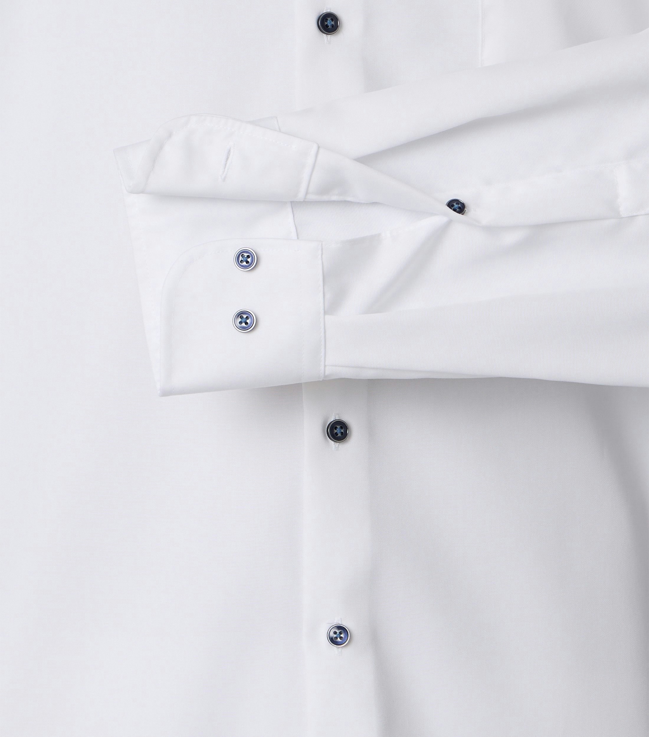 Ein Businesshemd im uni Muster in der Farbe weiss