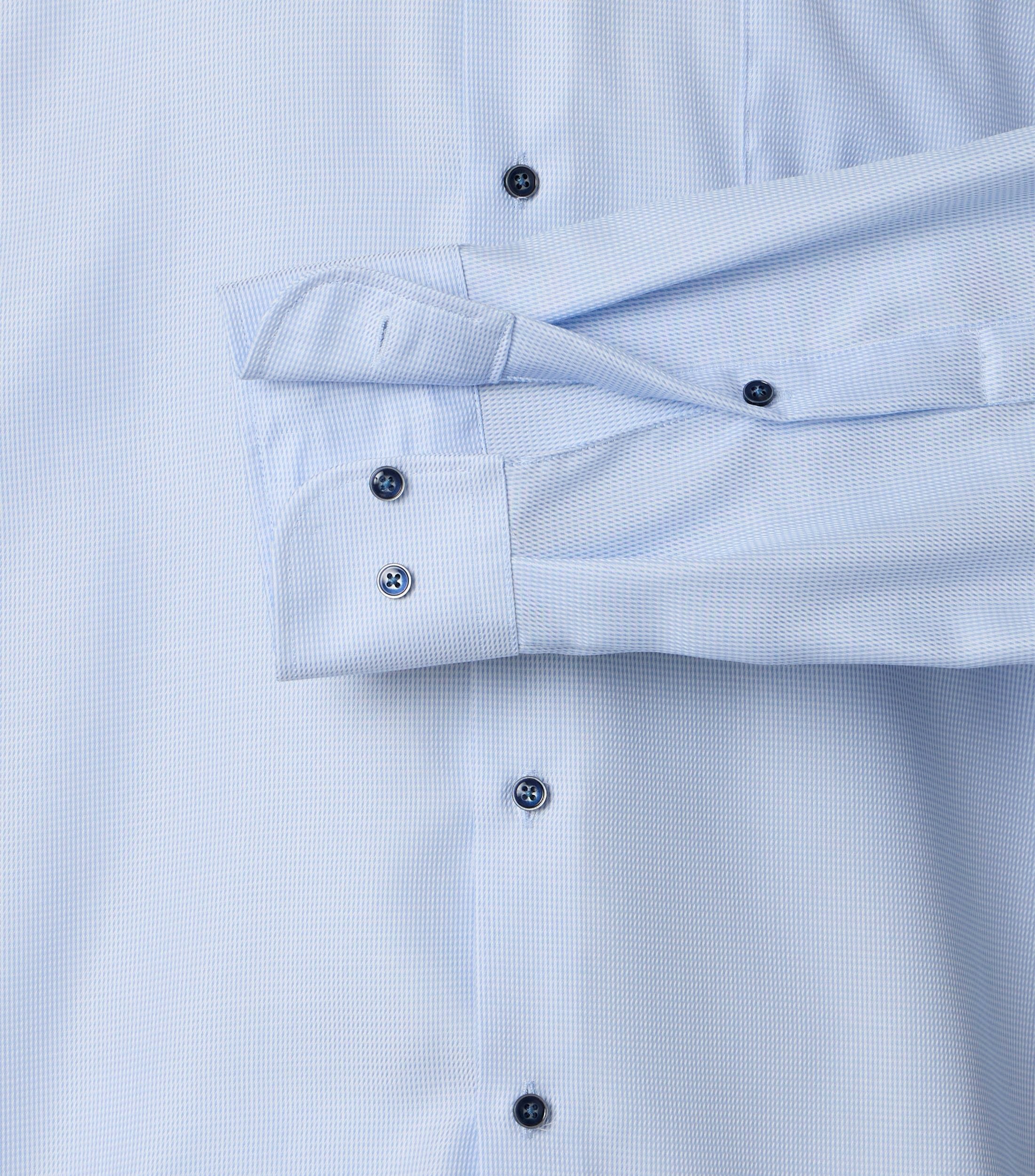 Ein Businesshemd im uni Muster in der Farbe blau