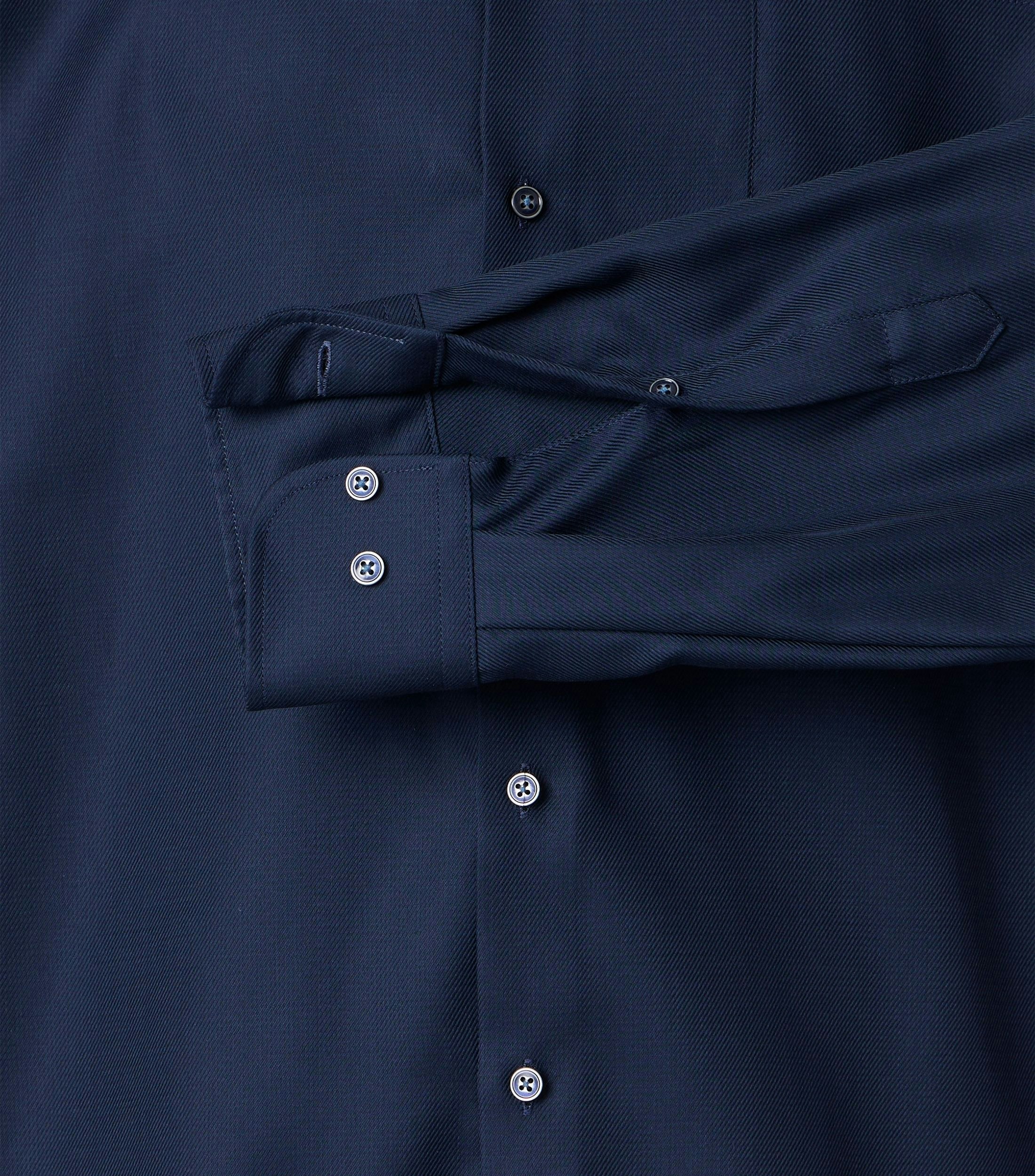 Ein Businesshemd im uni Muster in der Farbe blau