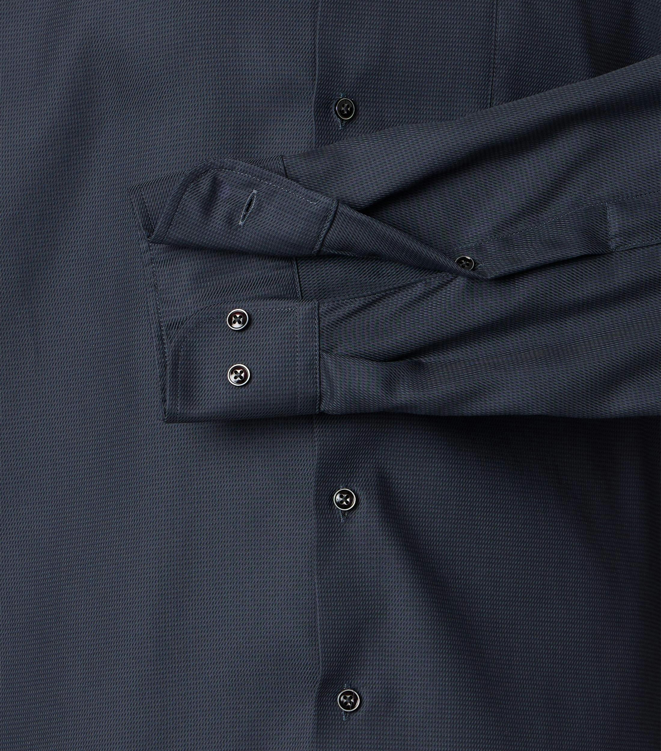 Ein Businesshemd im uni Muster in der Farbe schwarz