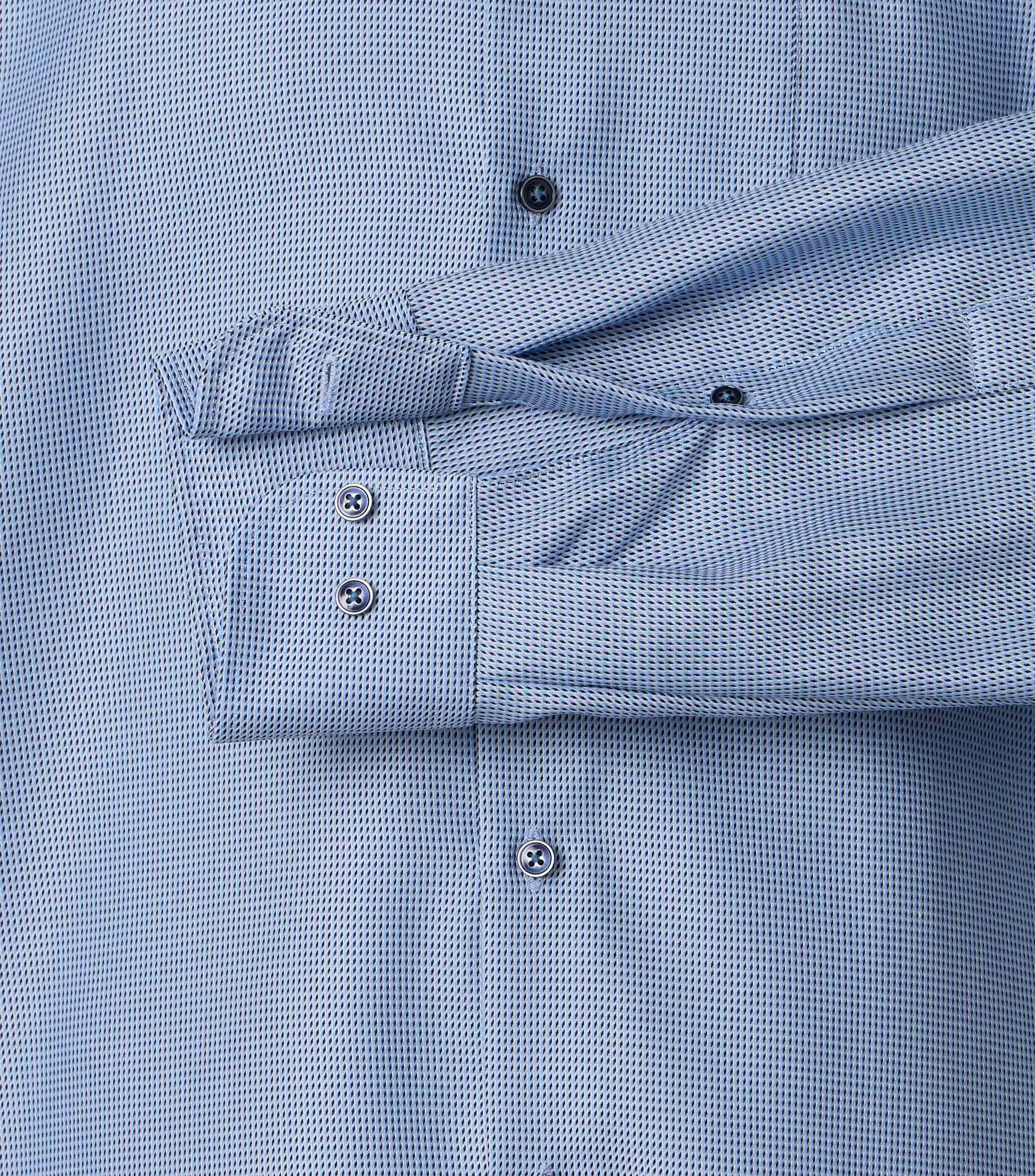 Ein Businesshemd im uni Muster in der Farbe blau