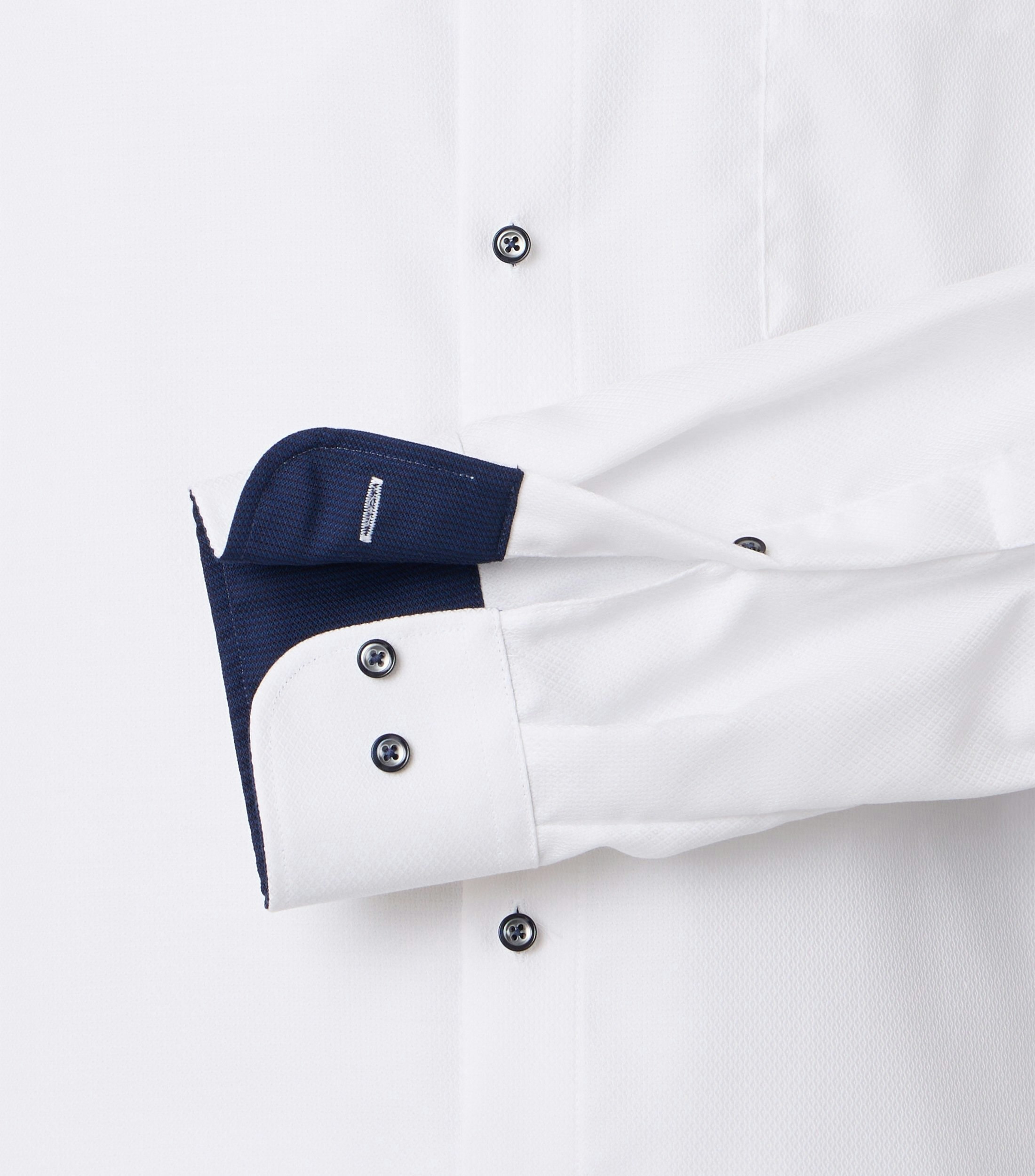 Ein Businesshemd im uni Muster in der Farbe Weiß