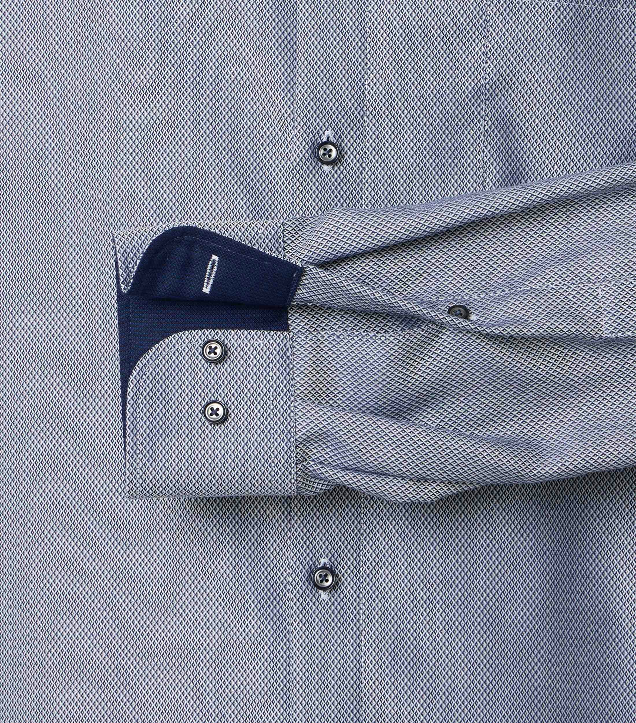Ein Businesshemd im uni Muster in der Farbe Mittelblau