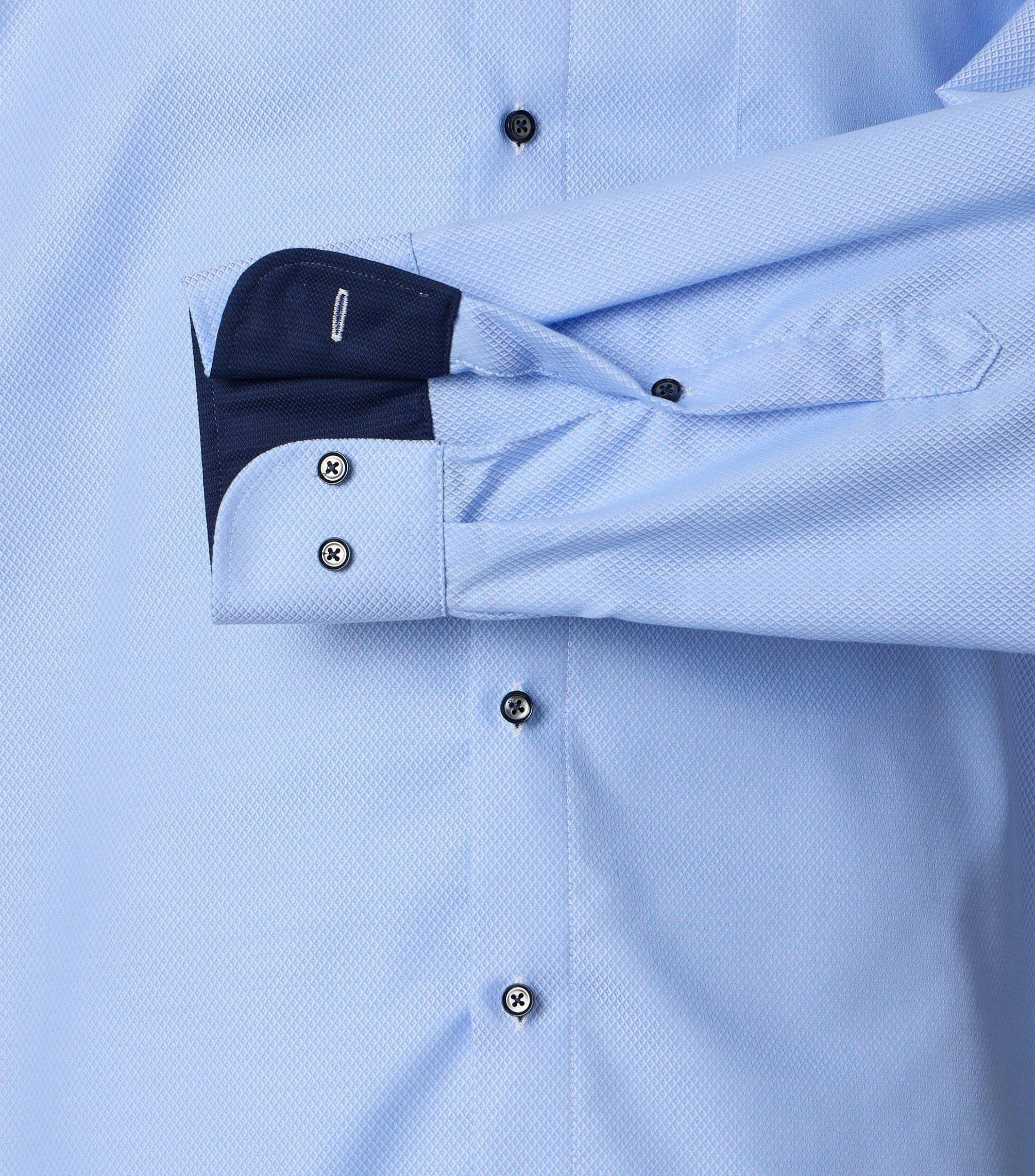 Ein Businesshemd im uni Muster in der Farbe Blau