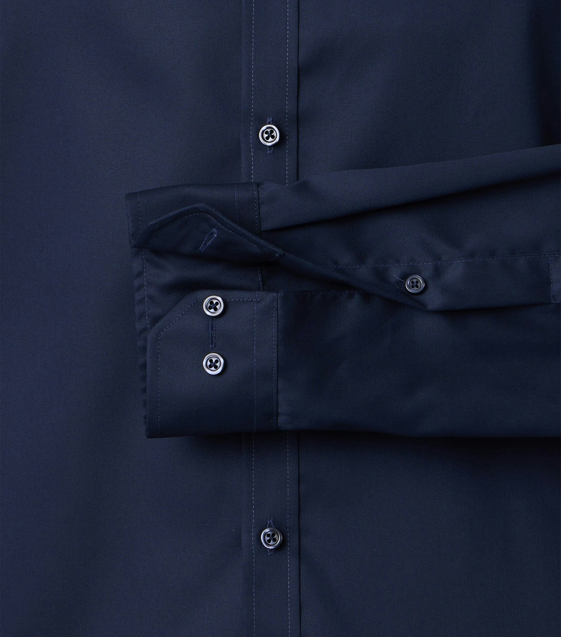 Ein Businesshemd im uni Muster in der Farbe Dunkelblau