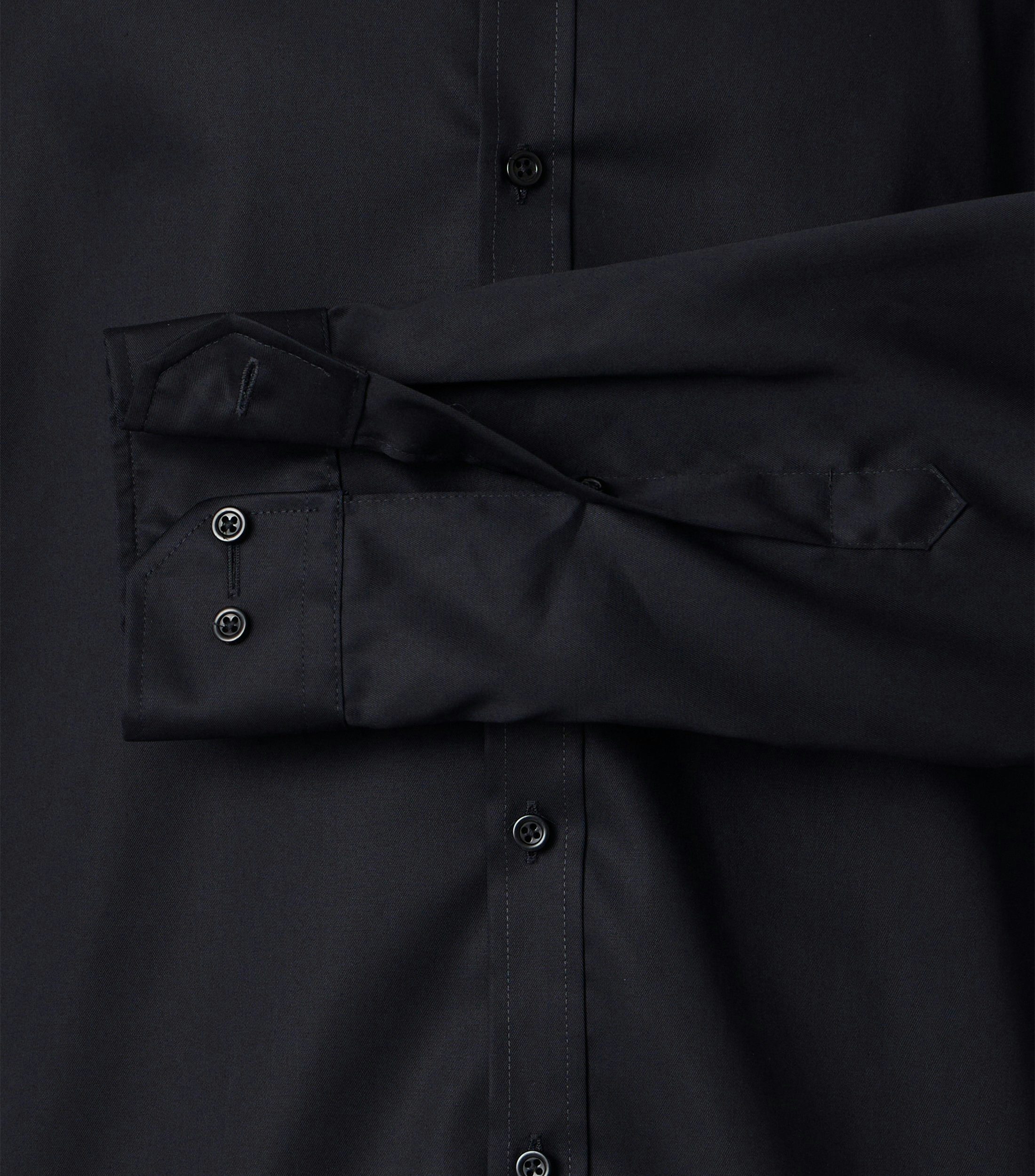 Ein Businesshemd im uni Muster in der Farbe Schwarz