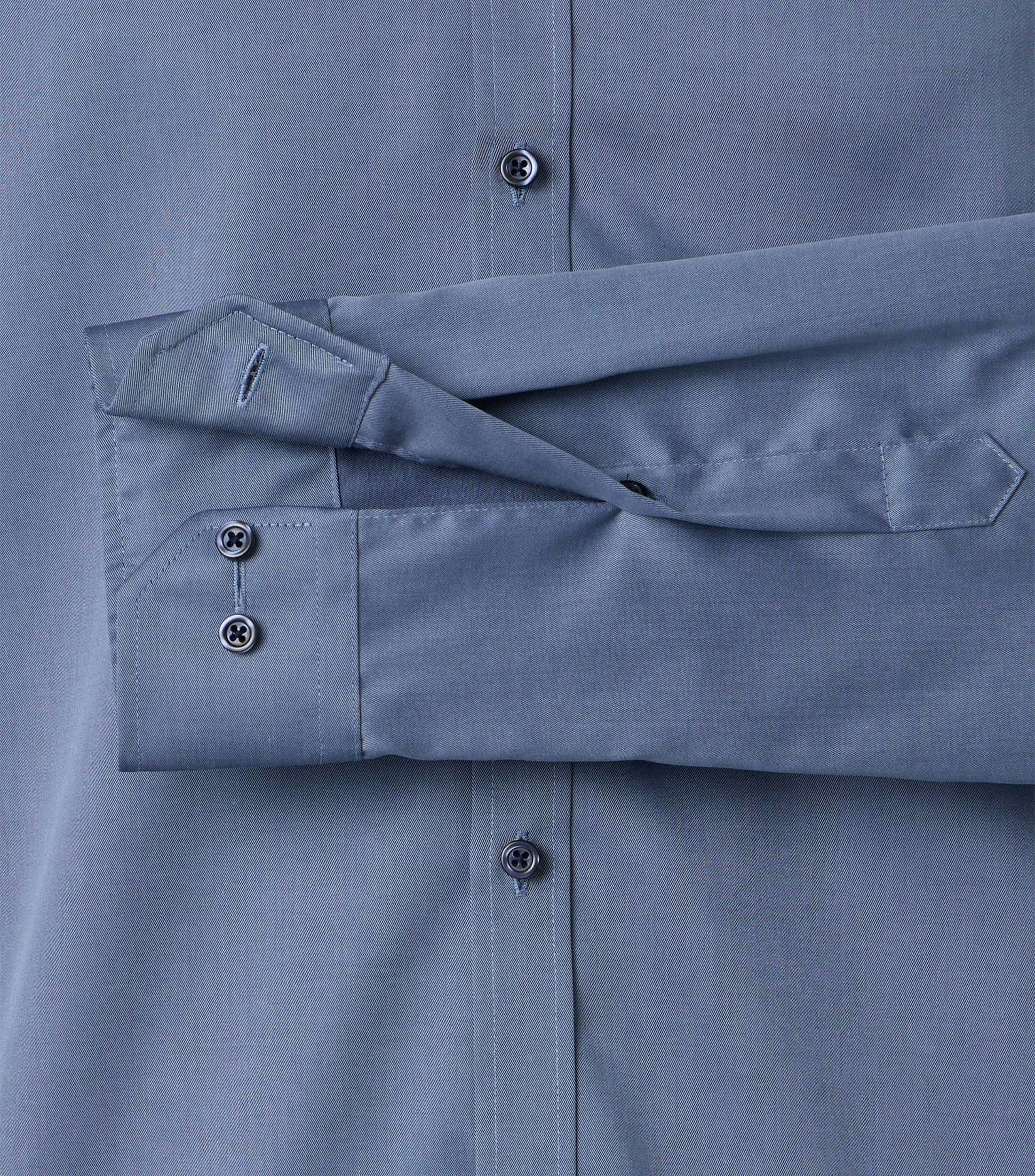 Ein Businesshemd im uni Muster in der Farbe Blau