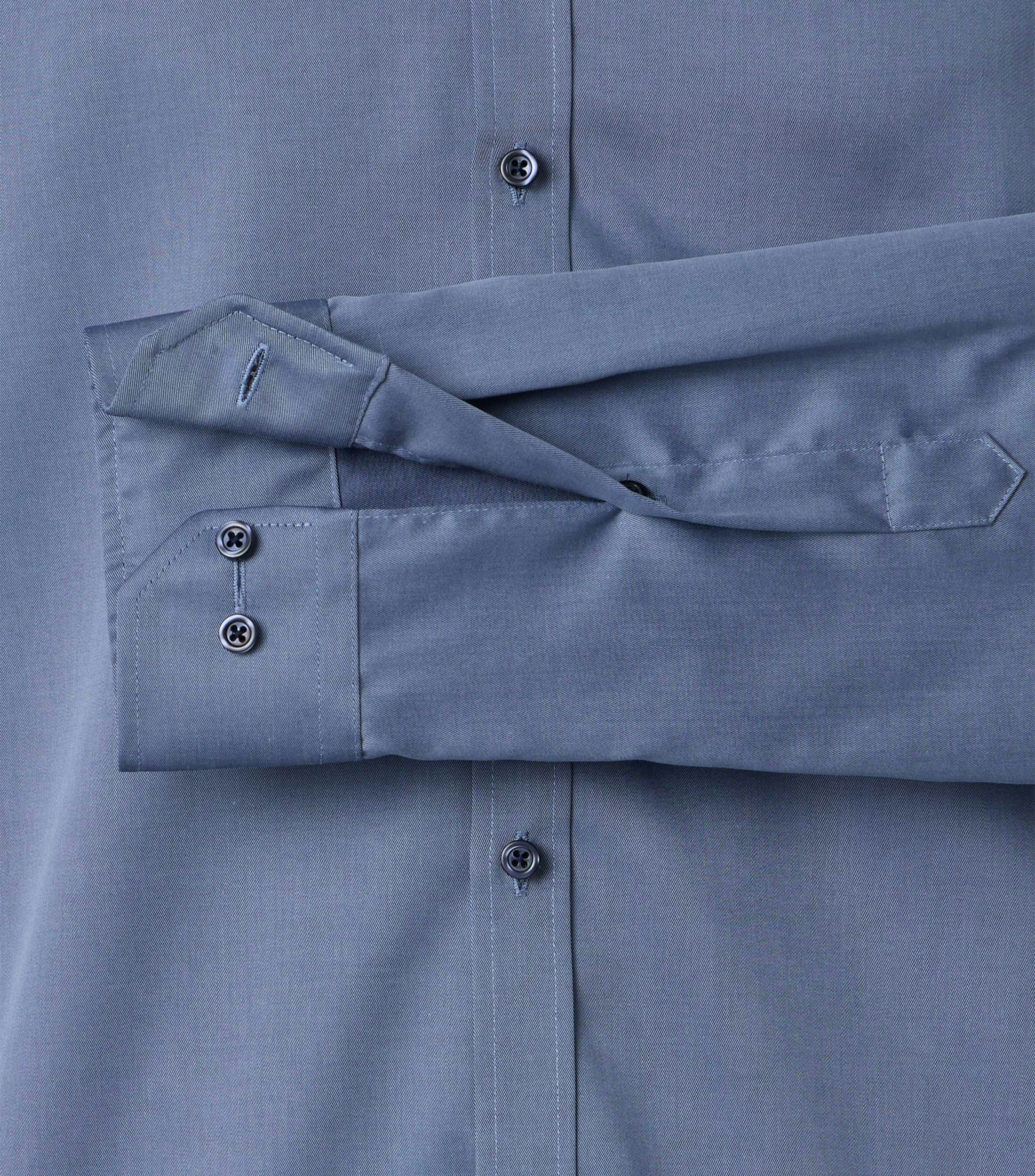 Ein Businesshemd im uni Muster in der Farbe Blau
