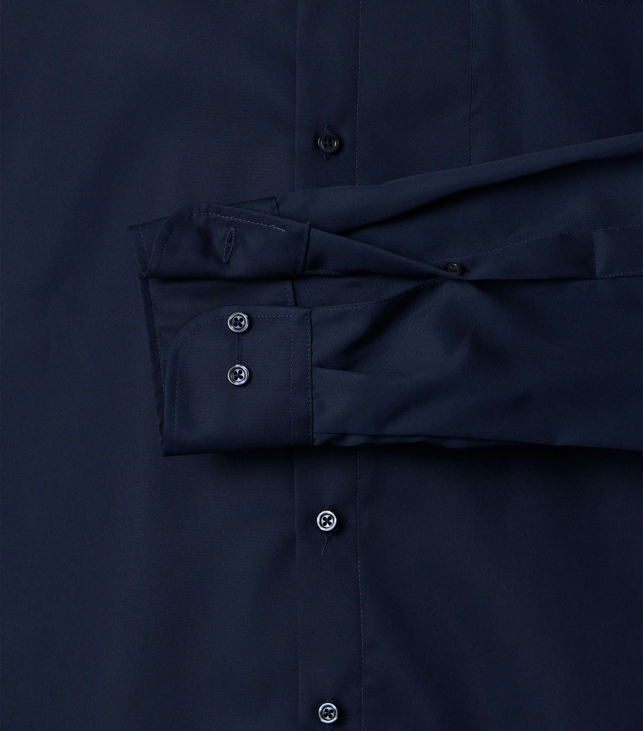 Ein Businesshemd im uni Muster in der Farbe Dunkelblau