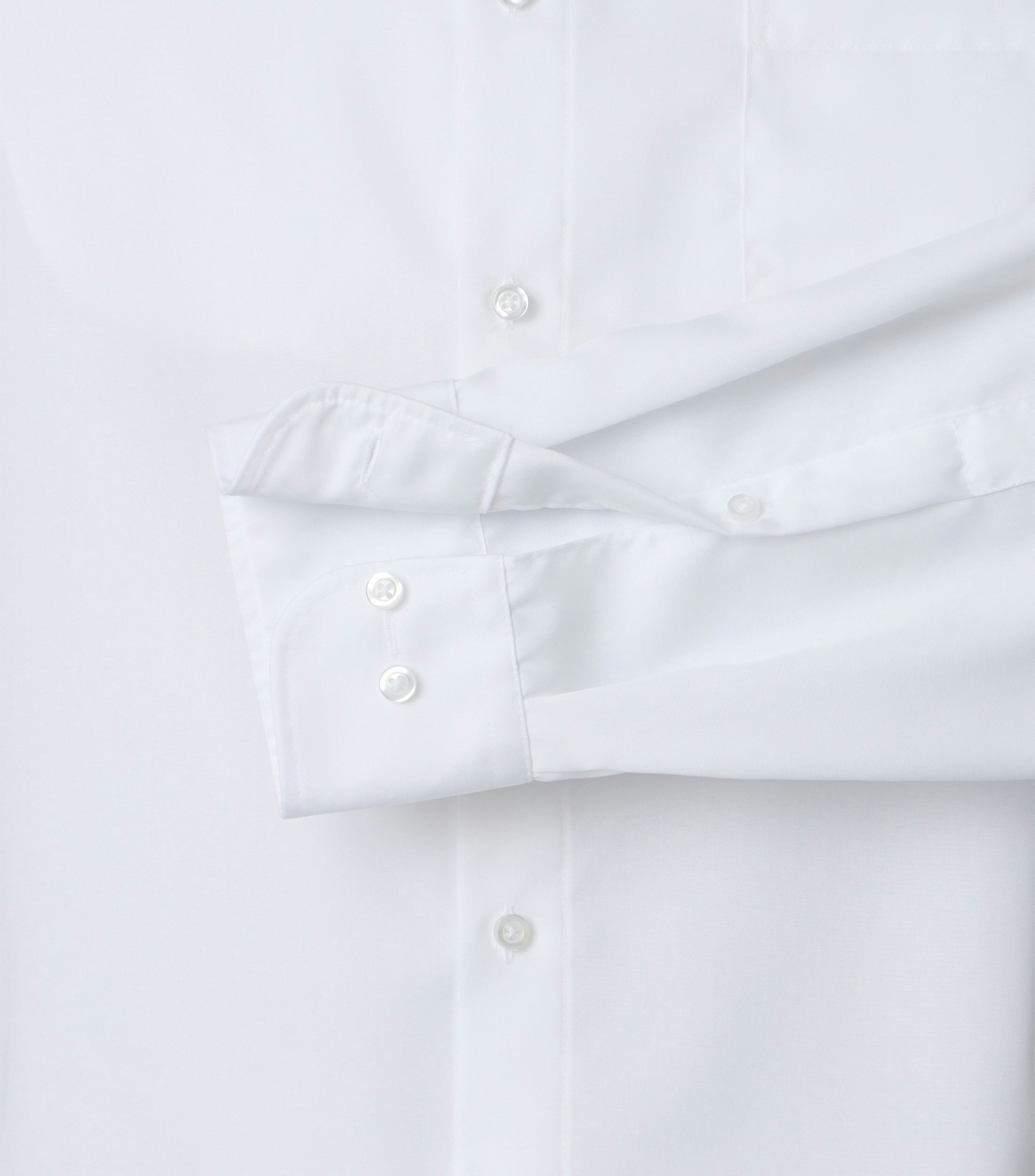 Ein Businesshemd im uni Muster in der Farbe Weiß