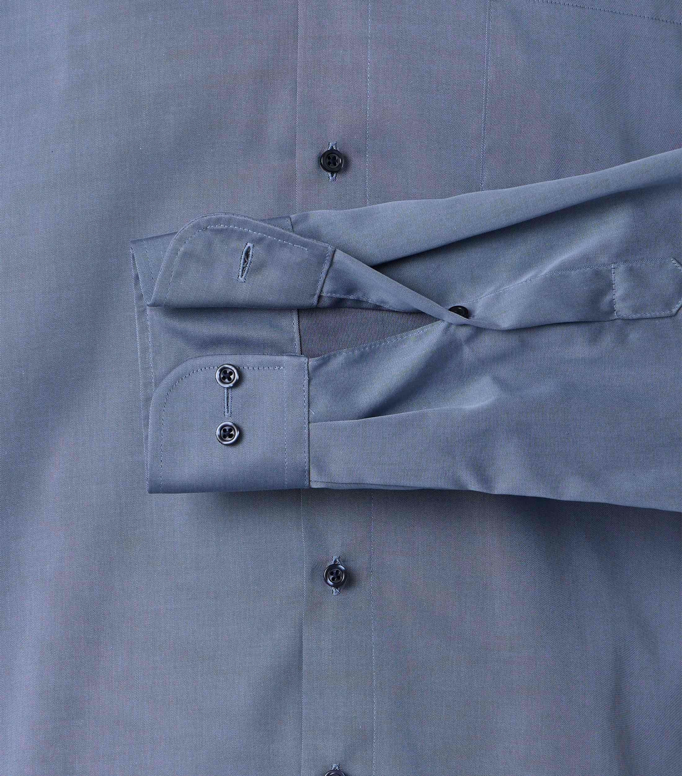 Ein Businesshemd im uni Muster in der Farbe Blau