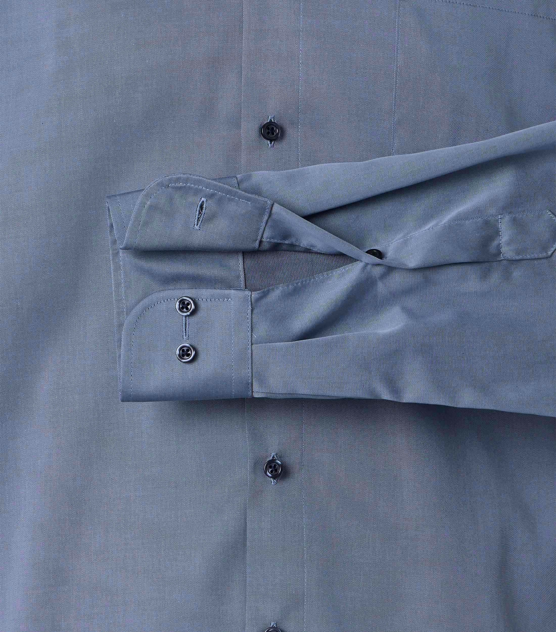 Ein Businesshemd im uni Muster in der Farbe Blau