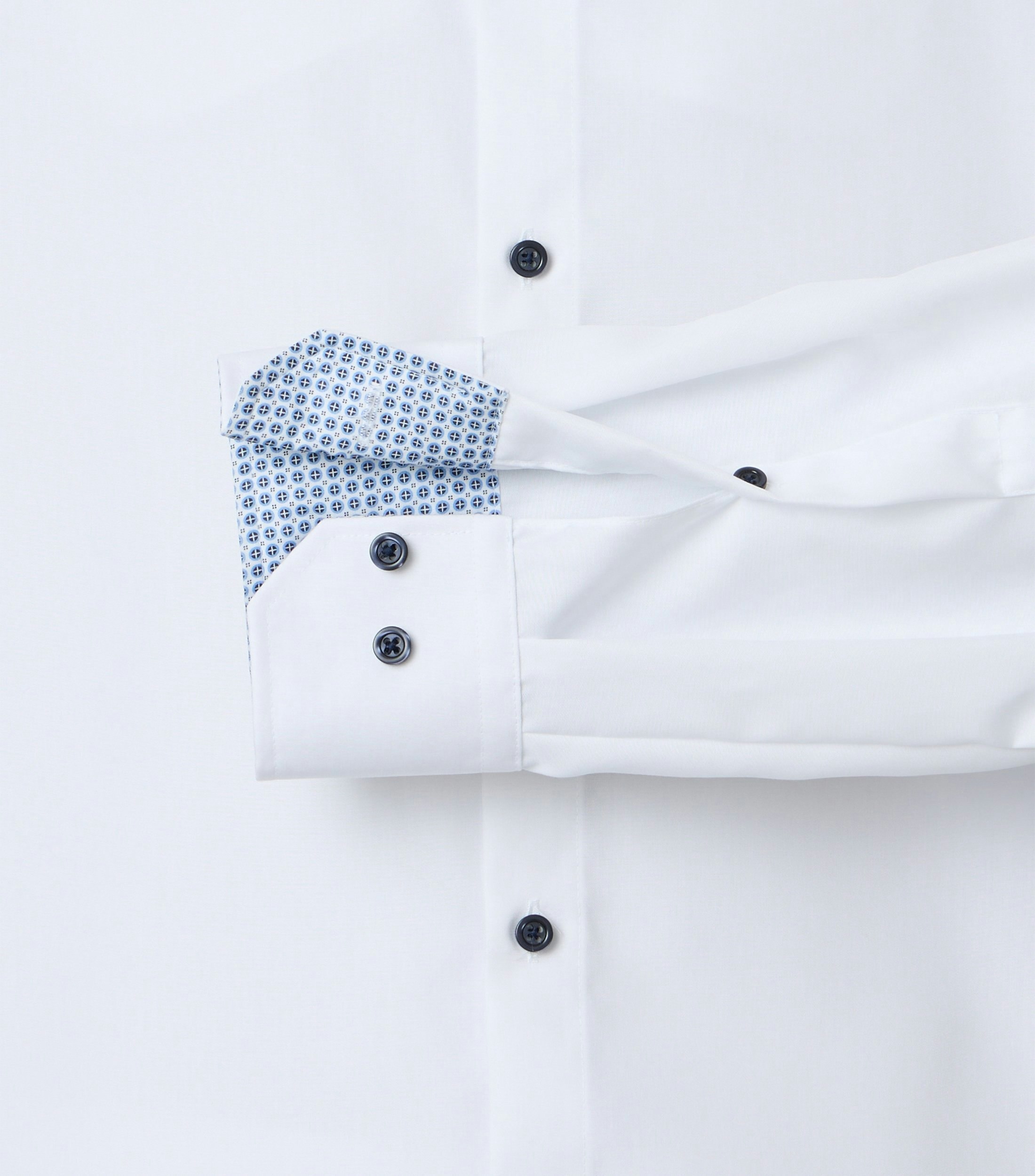 Ein Businesshemd im uni Muster in der Farbe Weiß