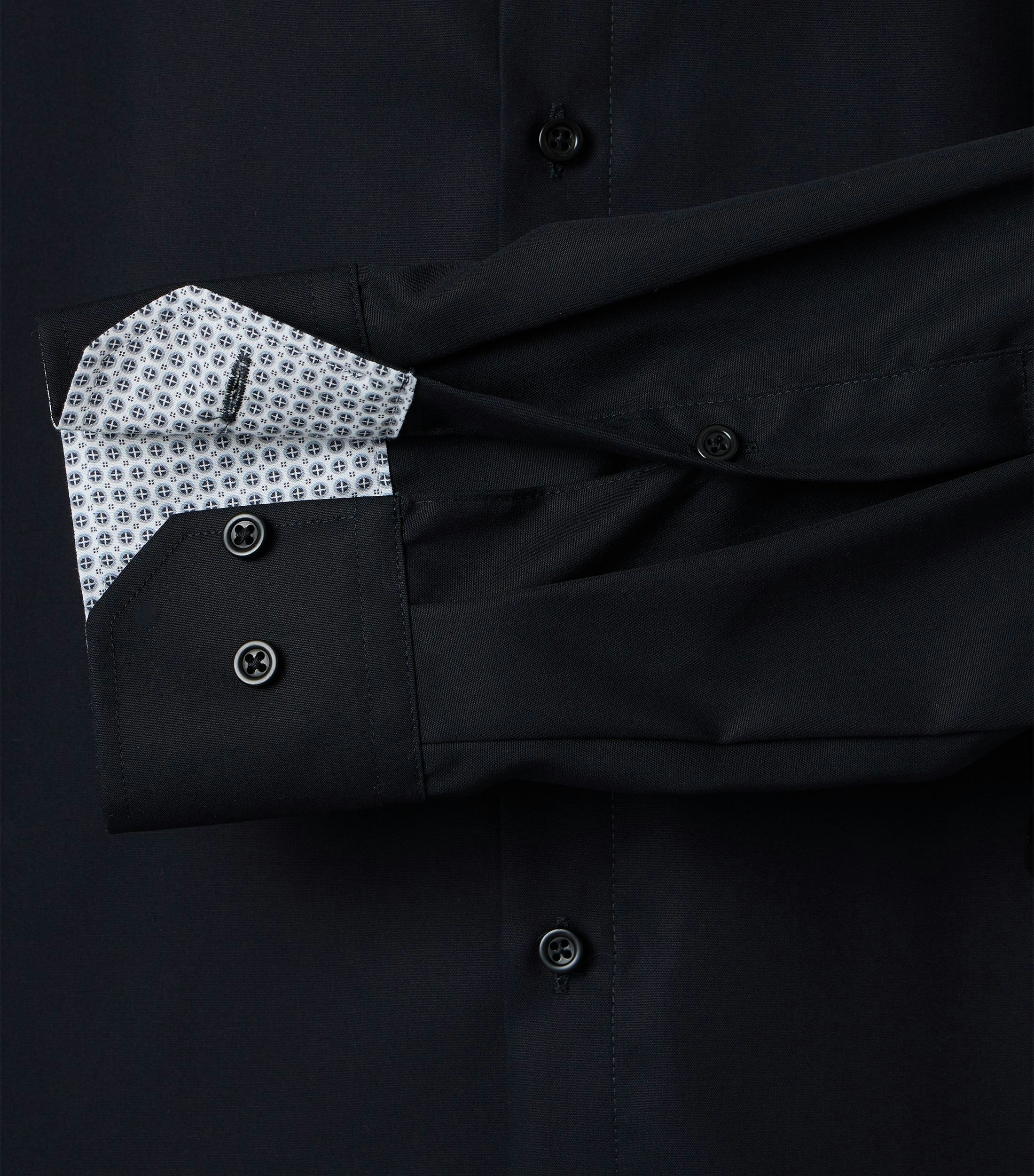 Ein Businesshemd im uni Muster in der Farbe Schwarz