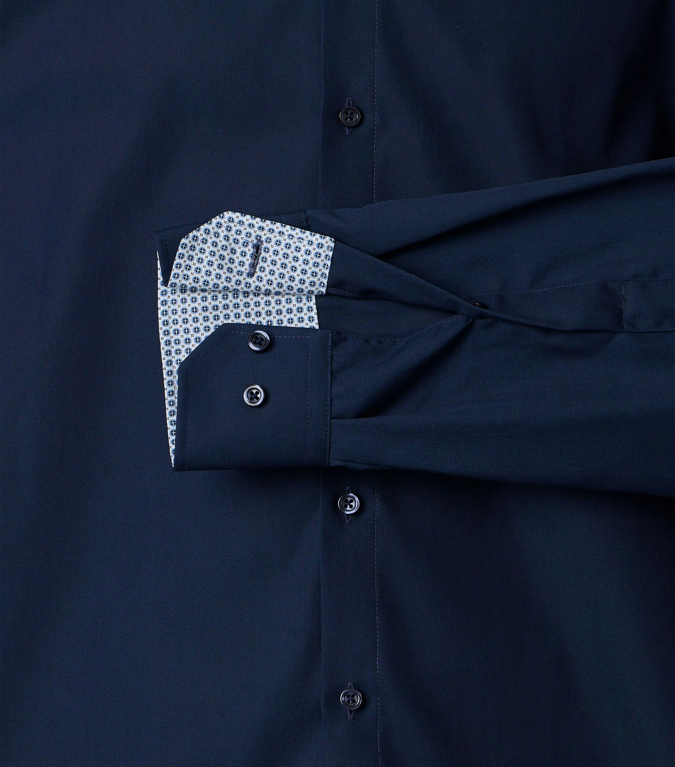 Ein Businesshemd im uni Muster in der Farbe Blau