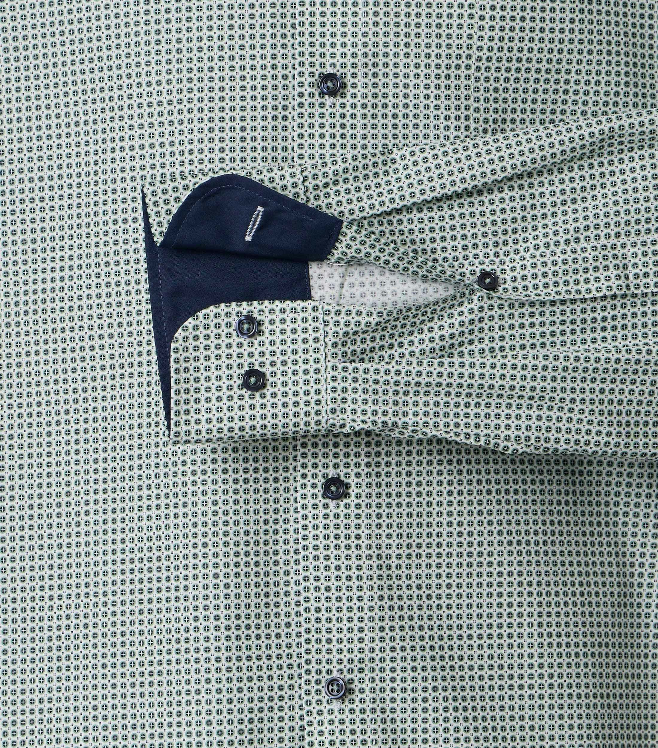 Ein Businesshemd im uni Muster in der Farbe Grün