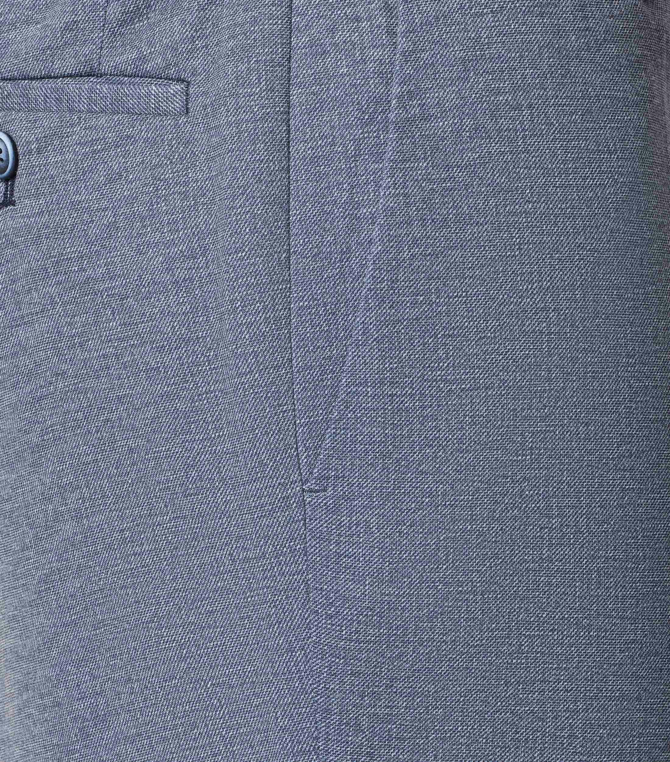 Eine Chino im uni Muster in der Farbe Blau