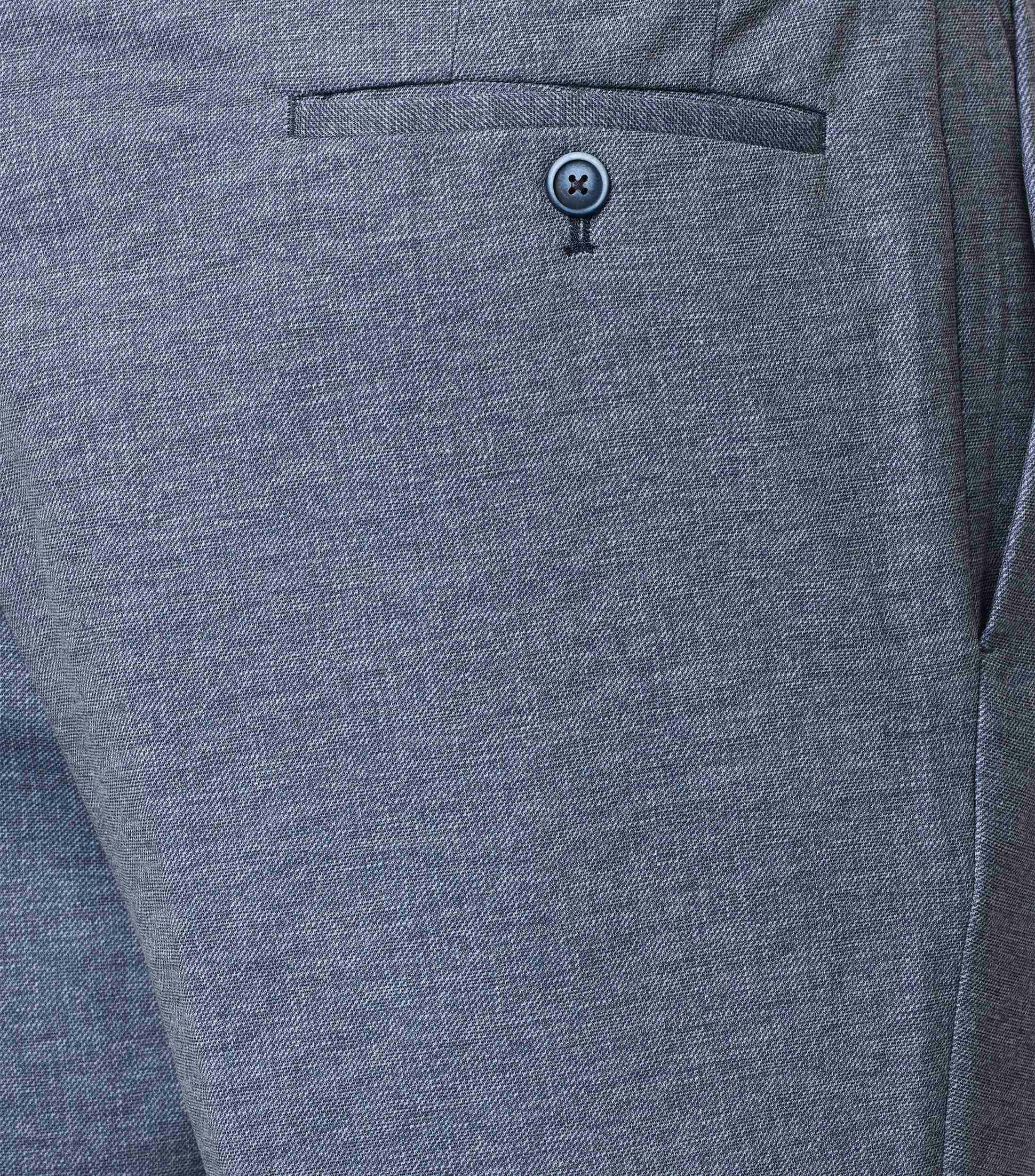 Eine Chino im uni Muster in der Farbe Blau