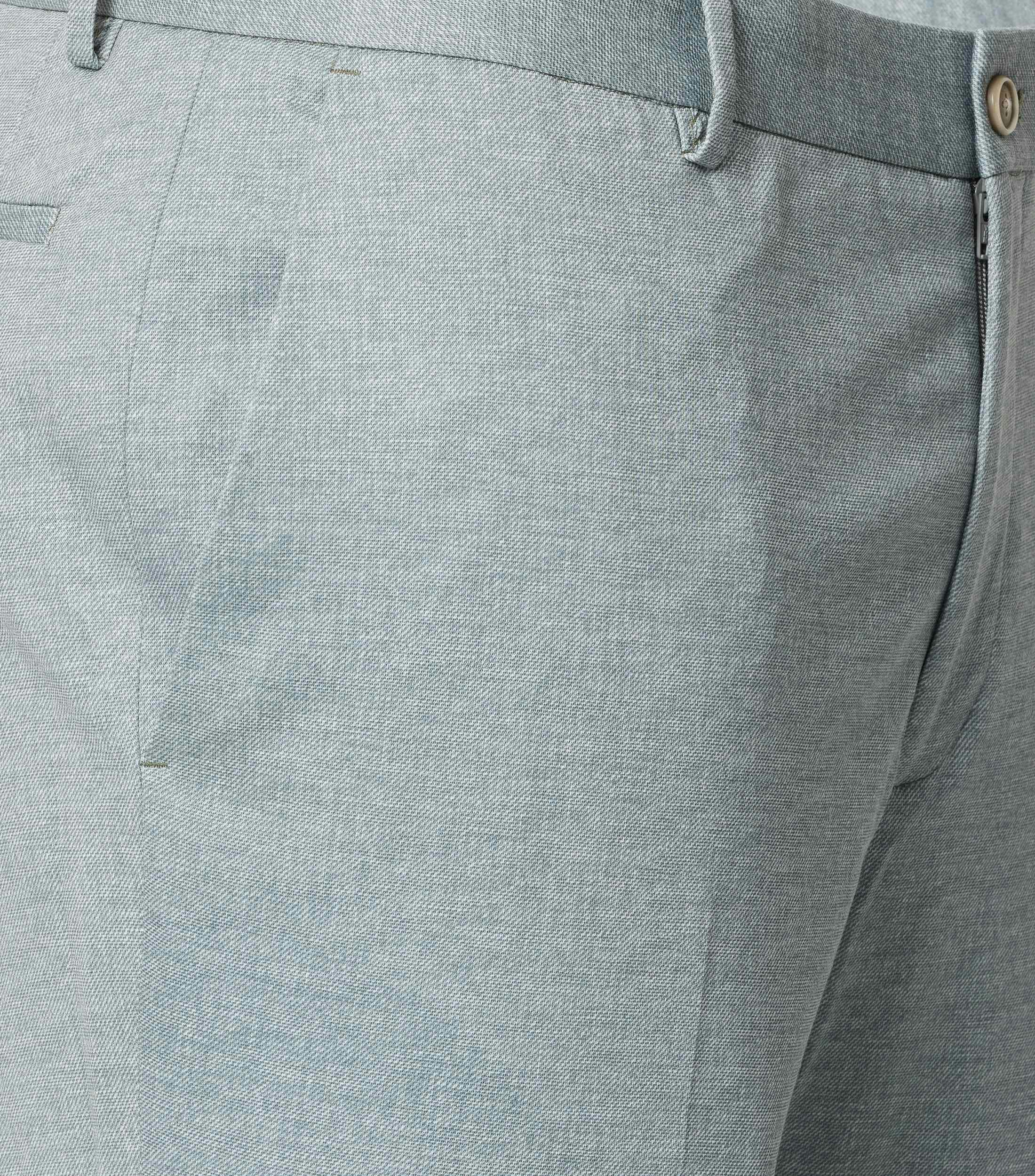 Eine Chino im uni Muster in der Farbe Hellgrün