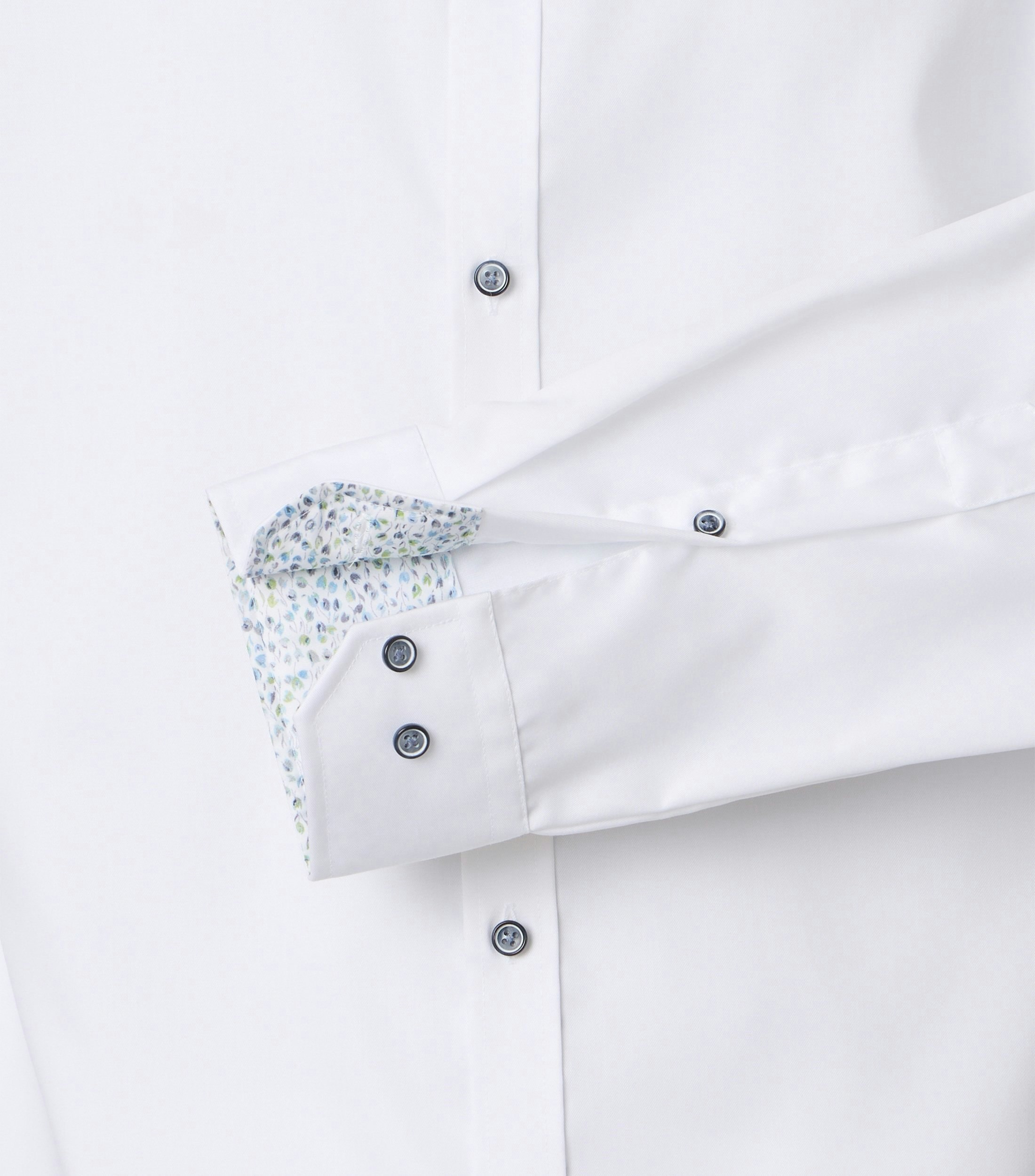 Ein Businesshemd im uni Muster in der Farbe Weiß