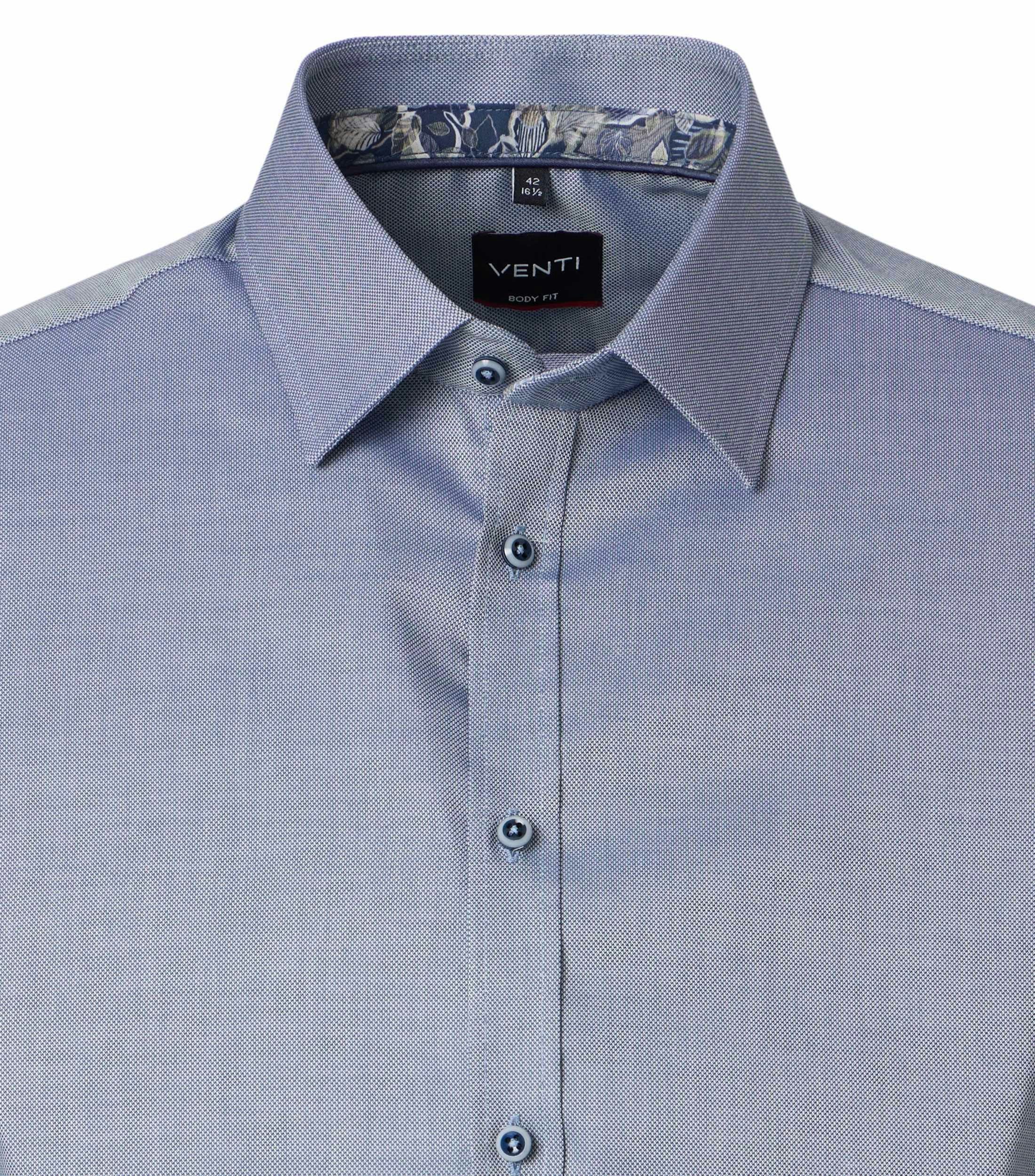Ein Businesshemd im uni Muster in der Farbe Blau
