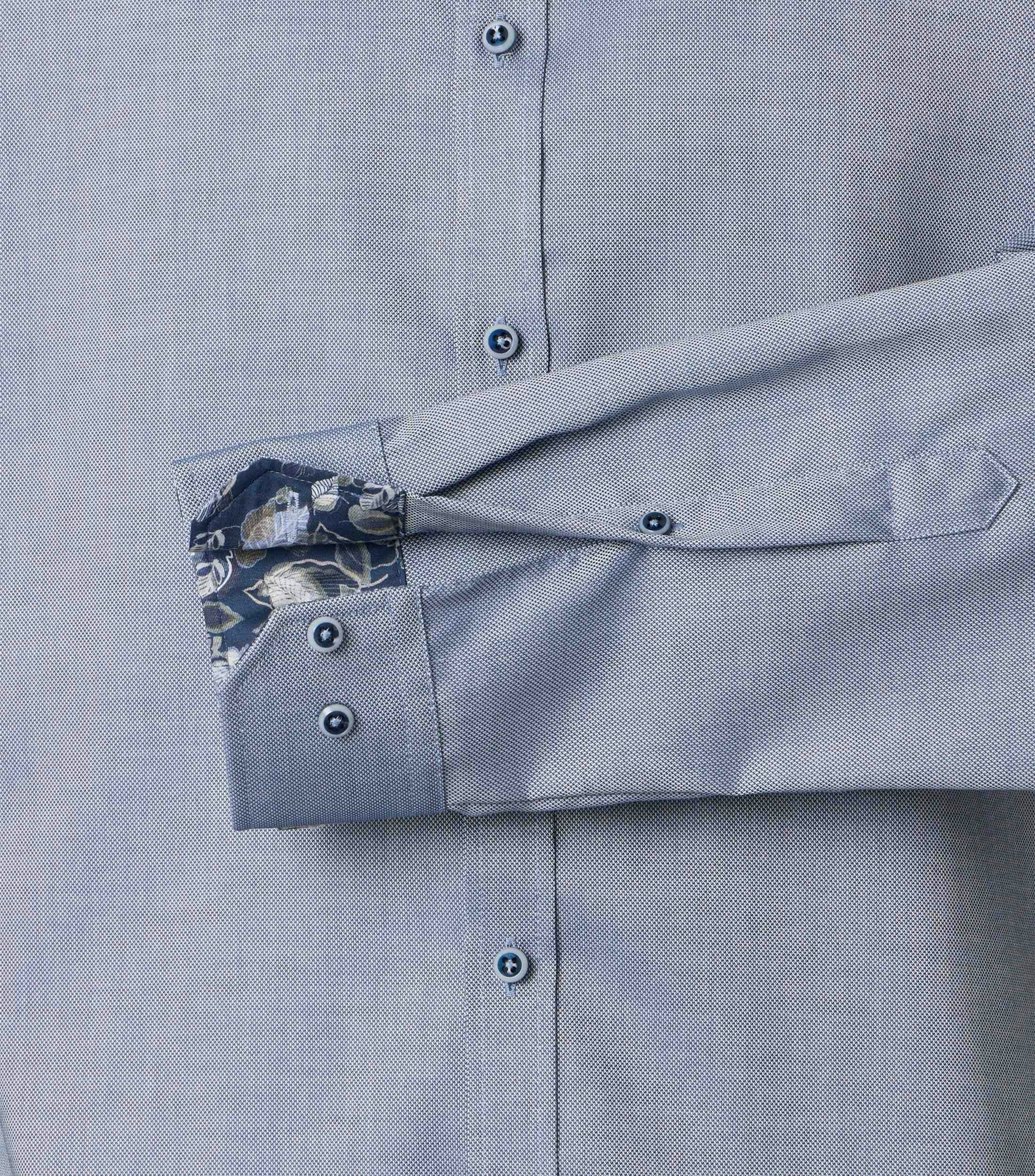 Ein Businesshemd im uni Muster in der Farbe Blau
