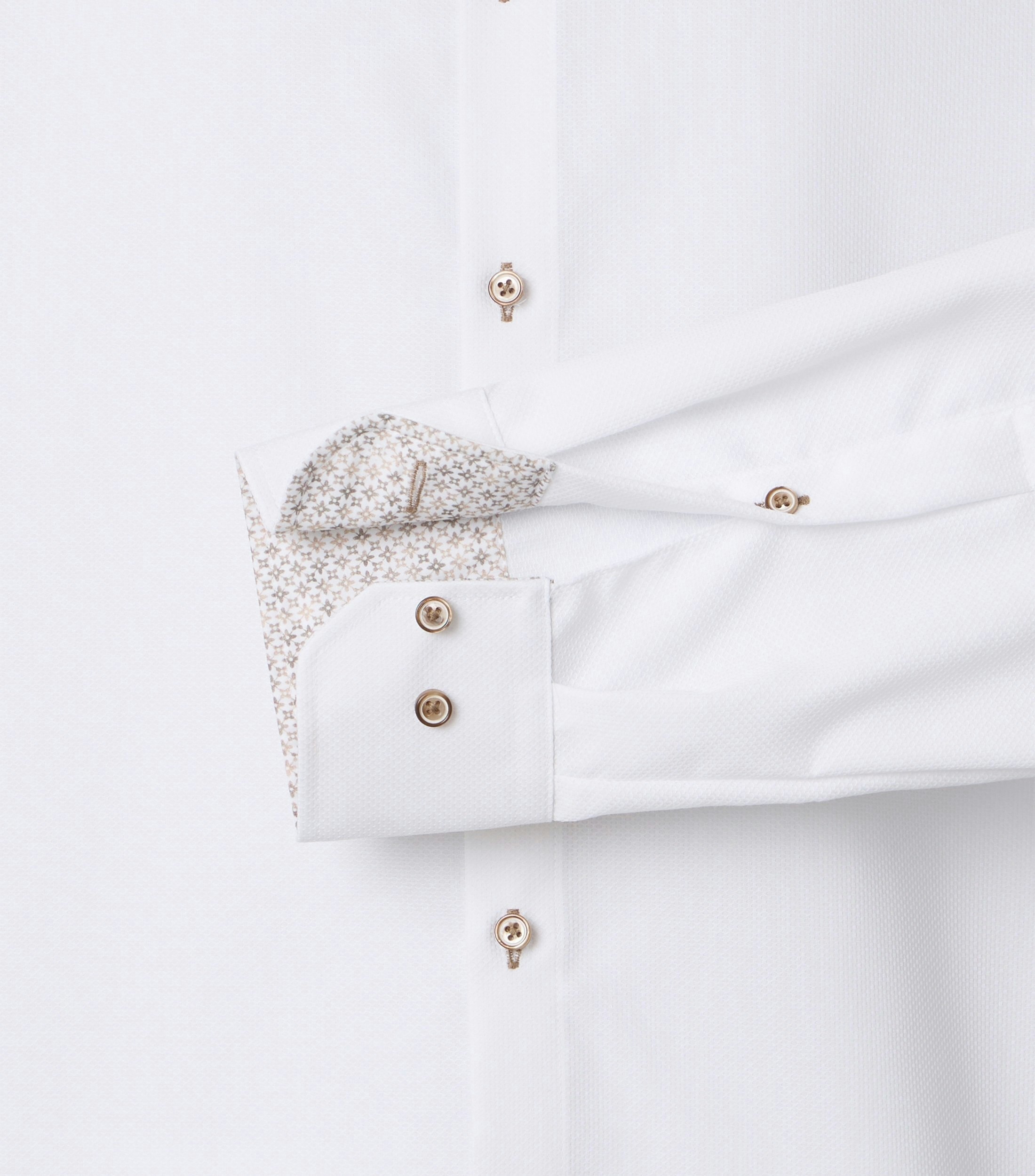 Ein Businesshemd im uni Muster in der Farbe Weiß