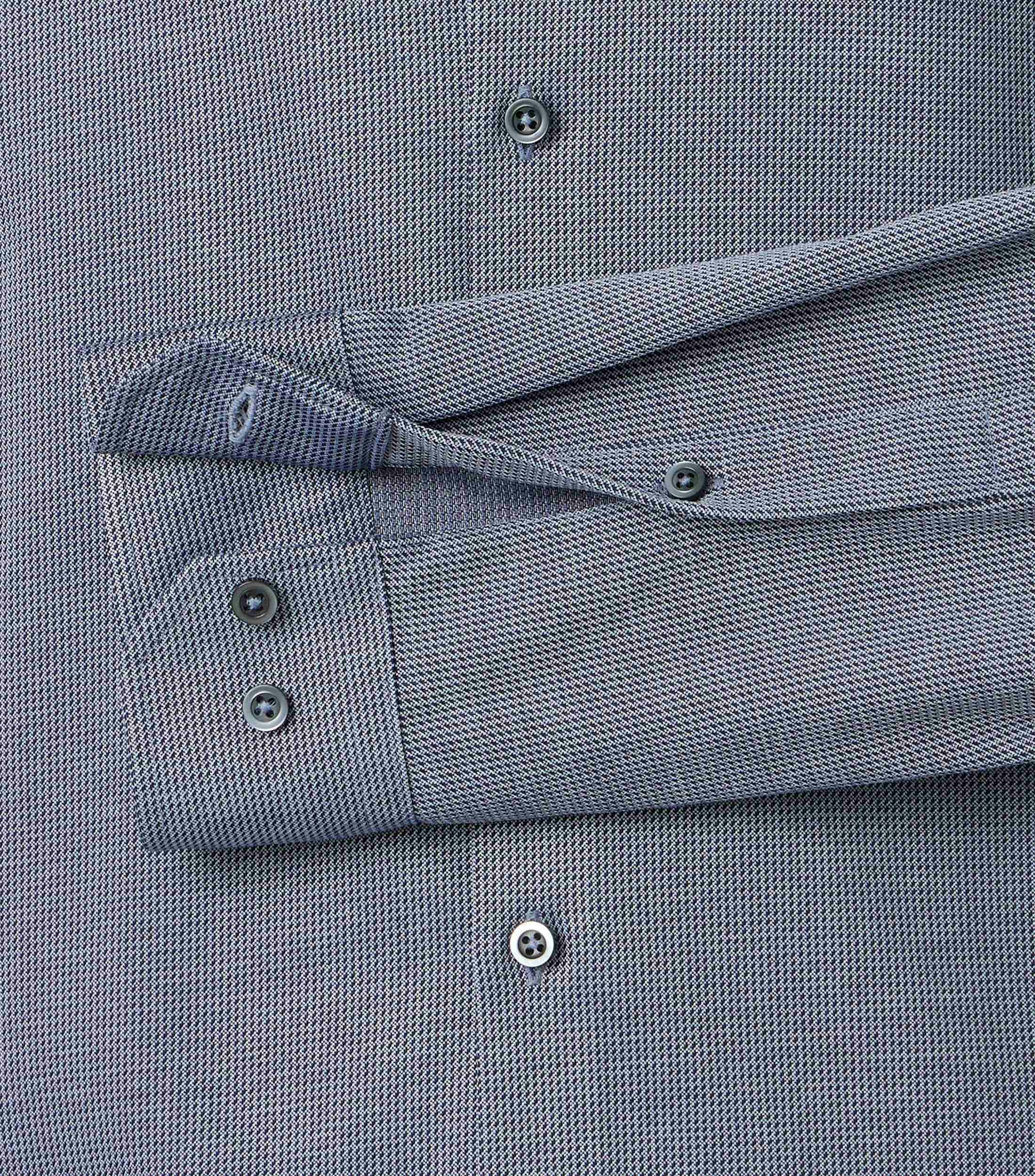 Ein Businesshemd im uni Muster in der Farbe Hellblau