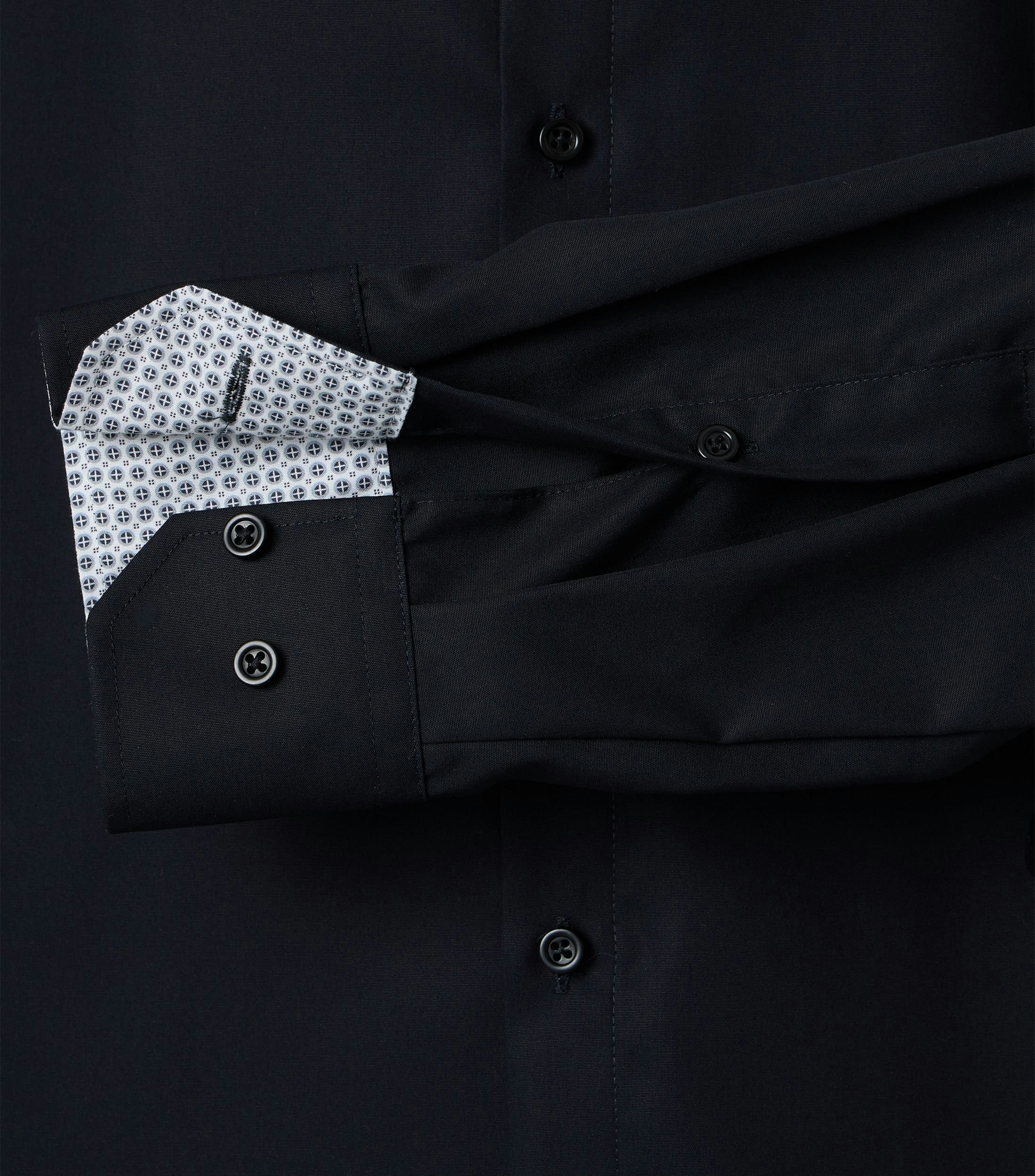 Ein Businesshemd im uni Muster in der Farbe Schwarz