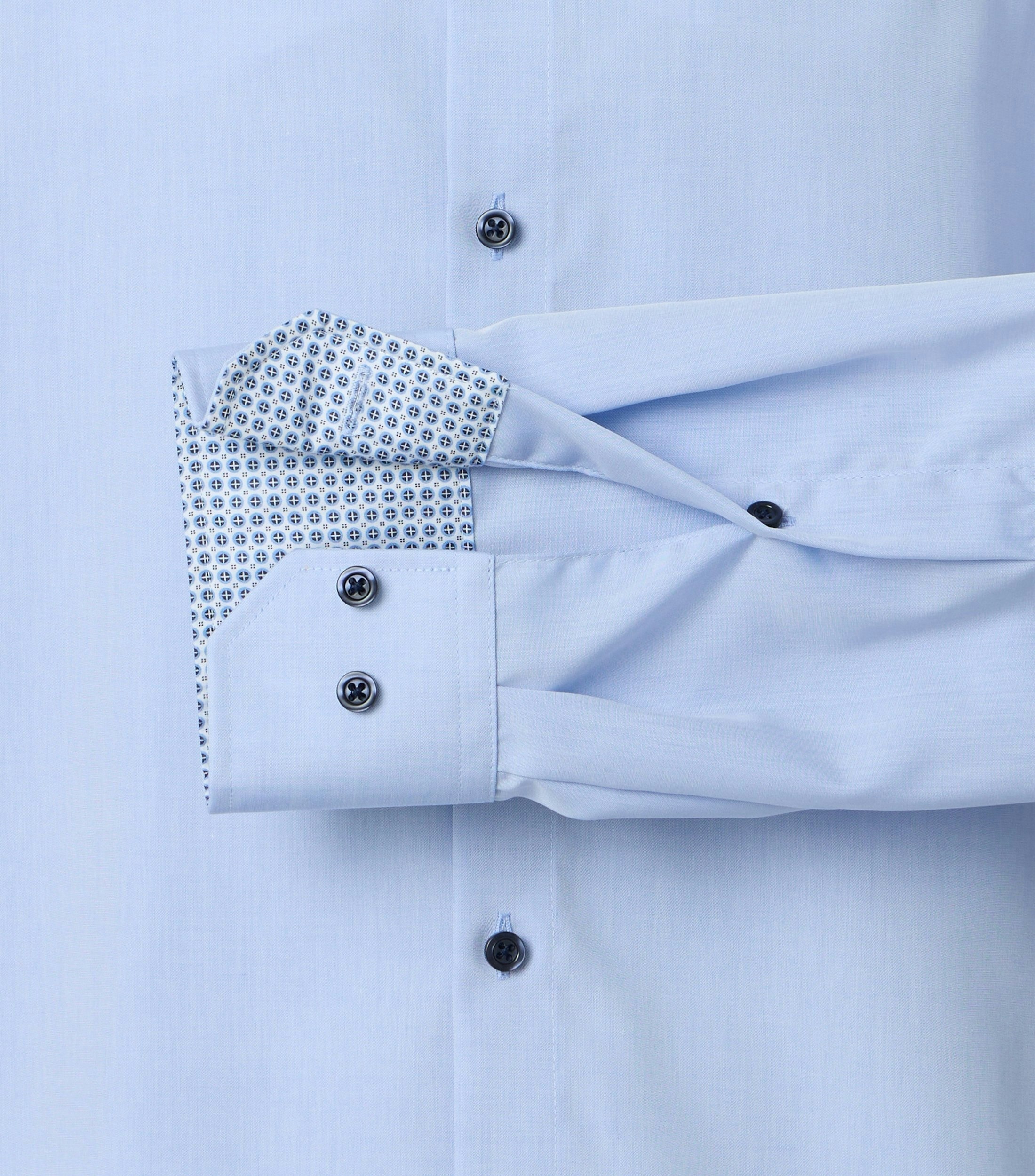 Ein Businesshemd im uni Muster in der Farbe Blau