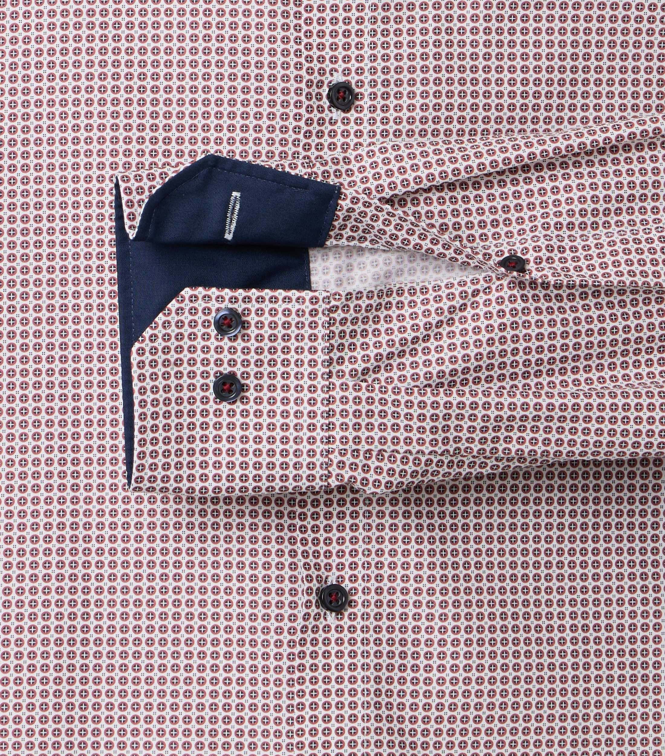 Ein Businesshemd im uni Muster in der Farbe Rot