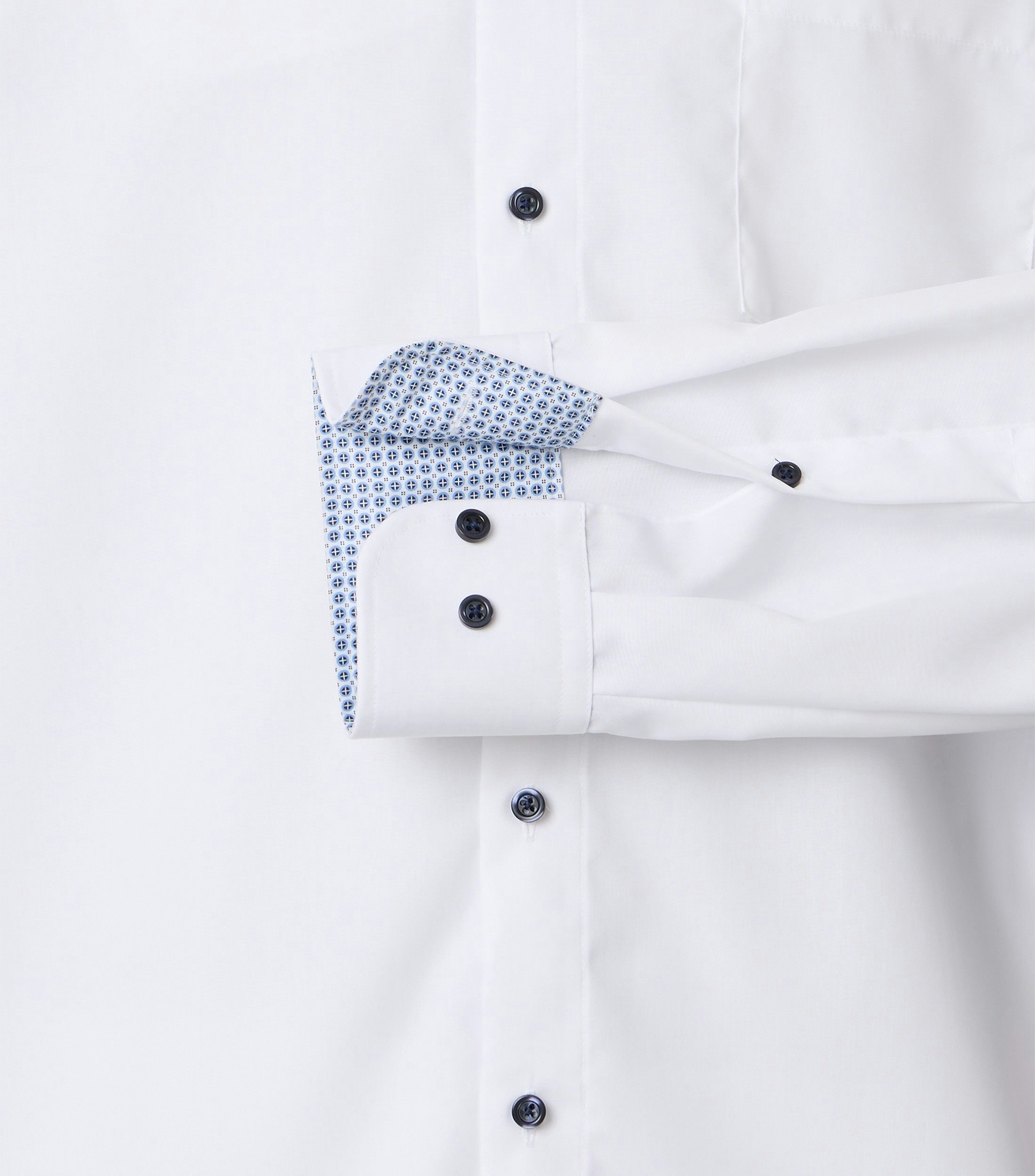 Ein Businesshemd im uni Muster in der Farbe Weiß