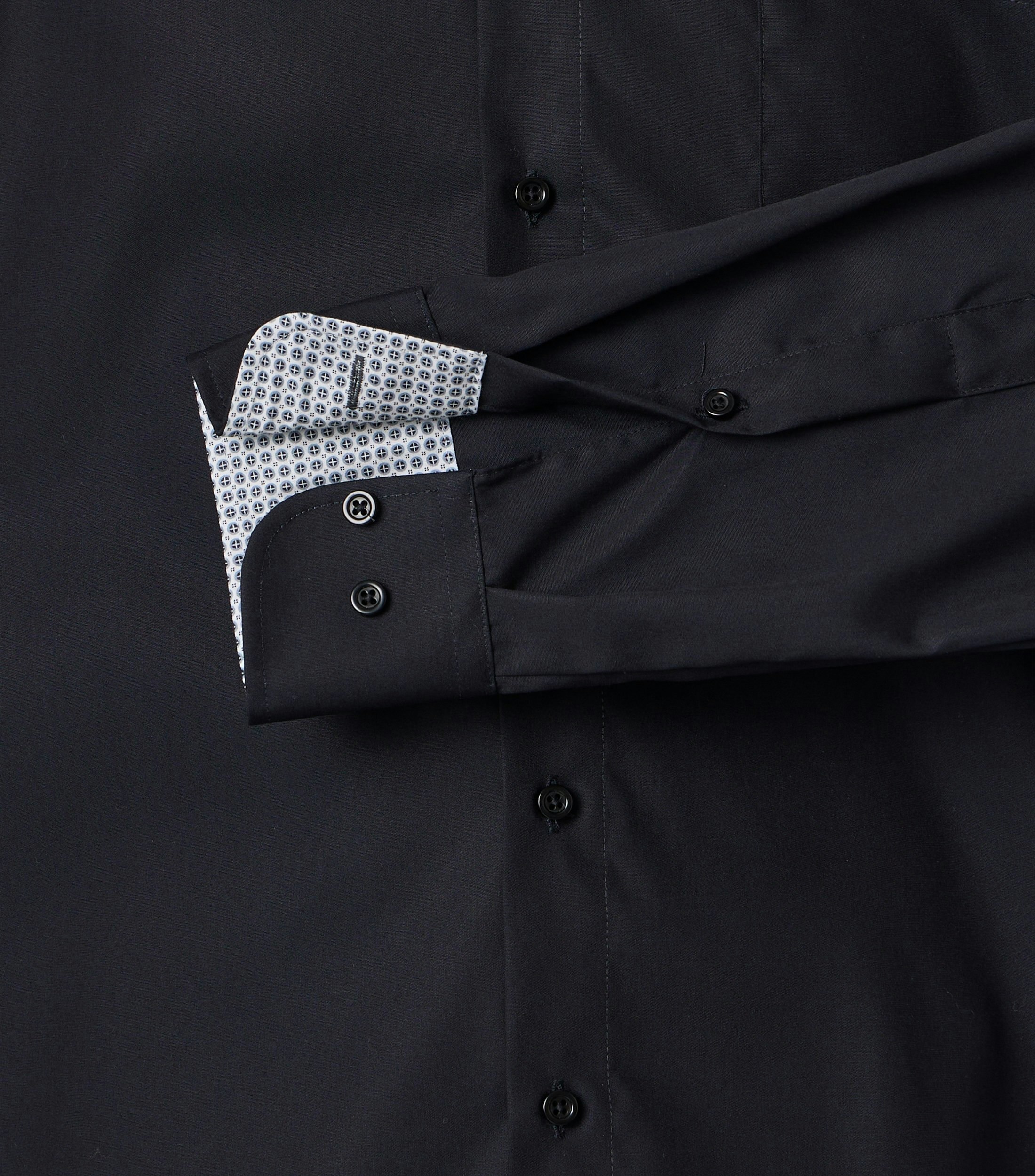 Ein Businesshemd im uni Muster in der Farbe Schwarz