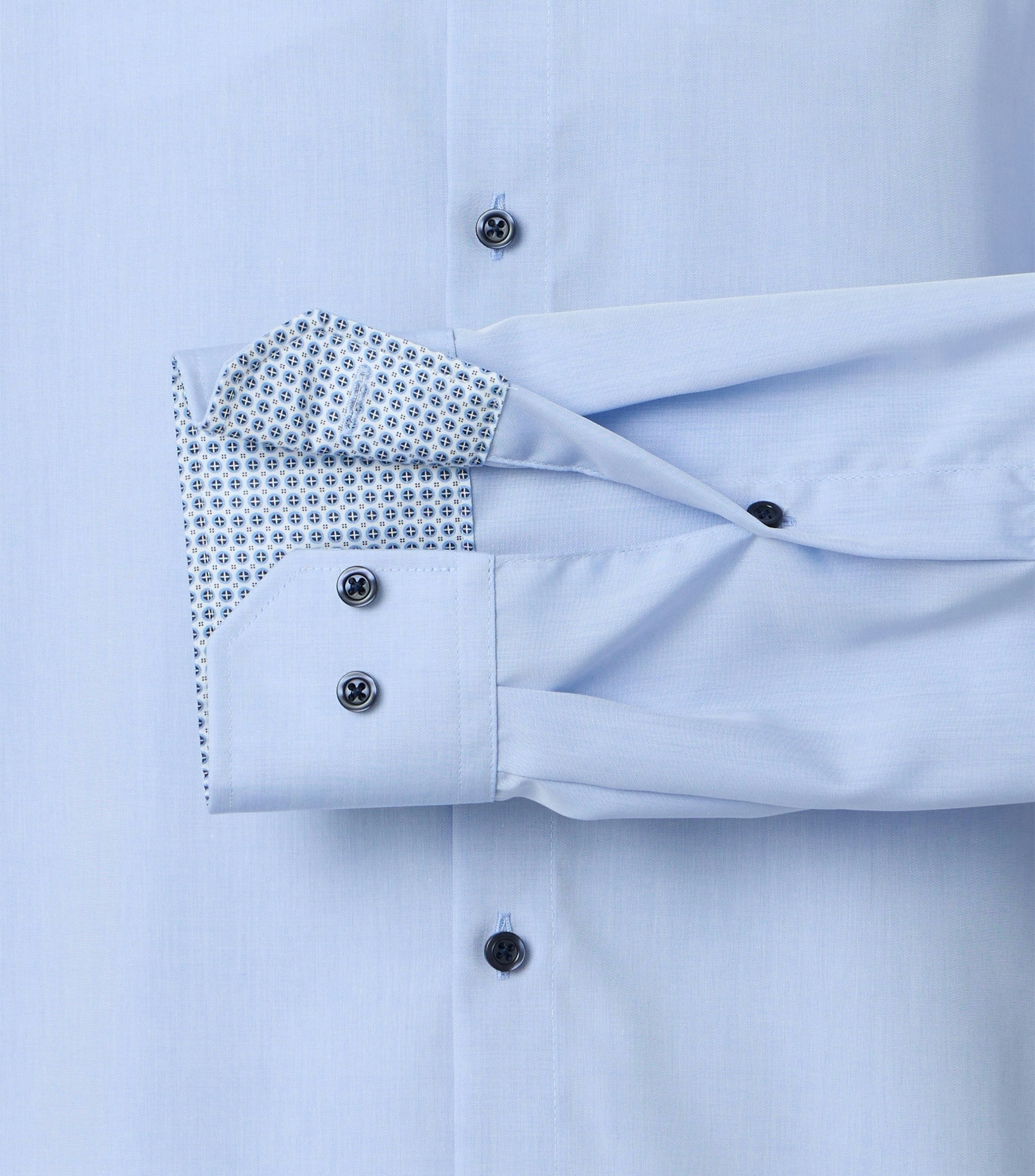 Ein Businesshemd im uni Muster in der Farbe Blau