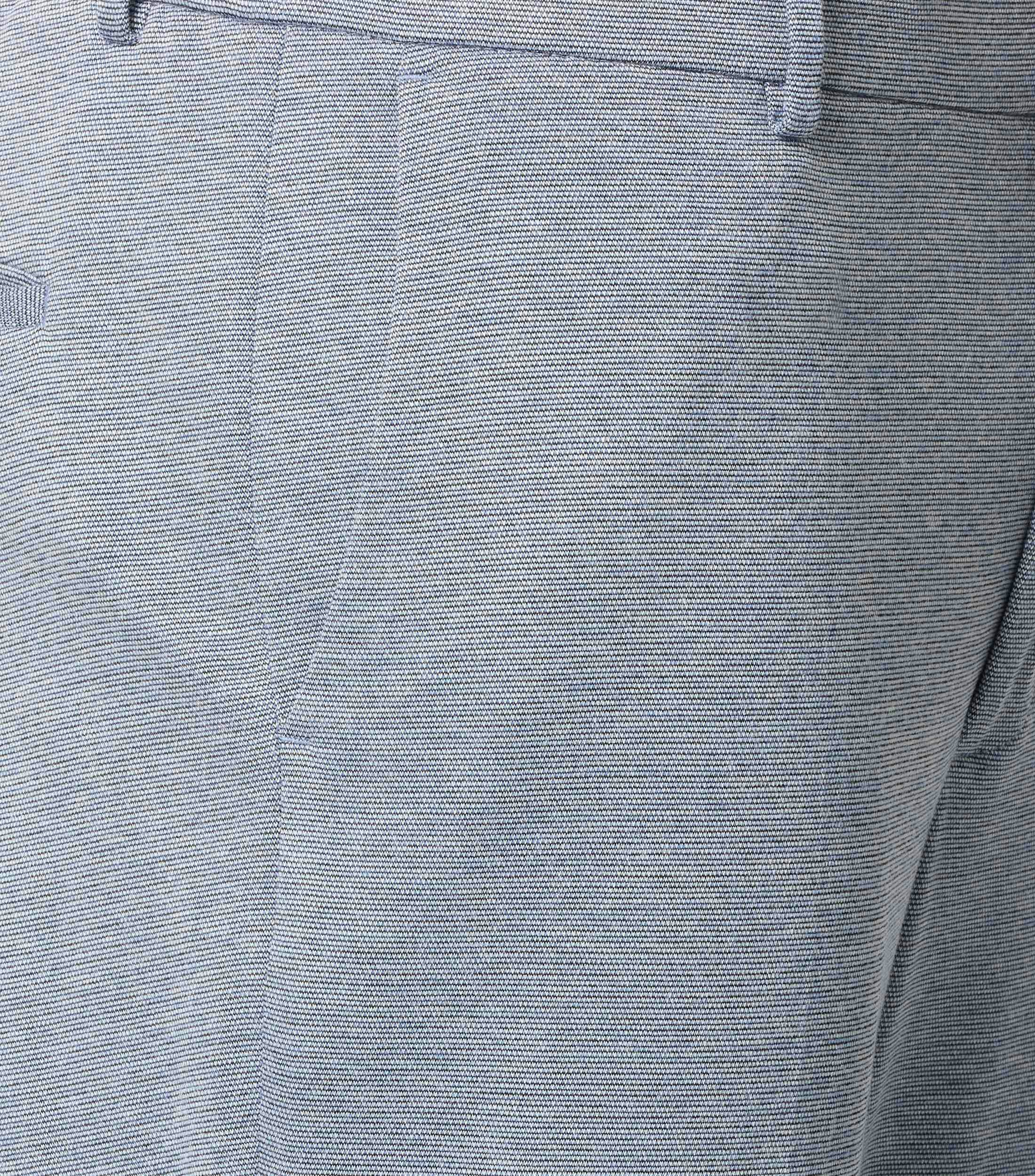 Eine Chino im uni Muster in der Farbe Hellblau