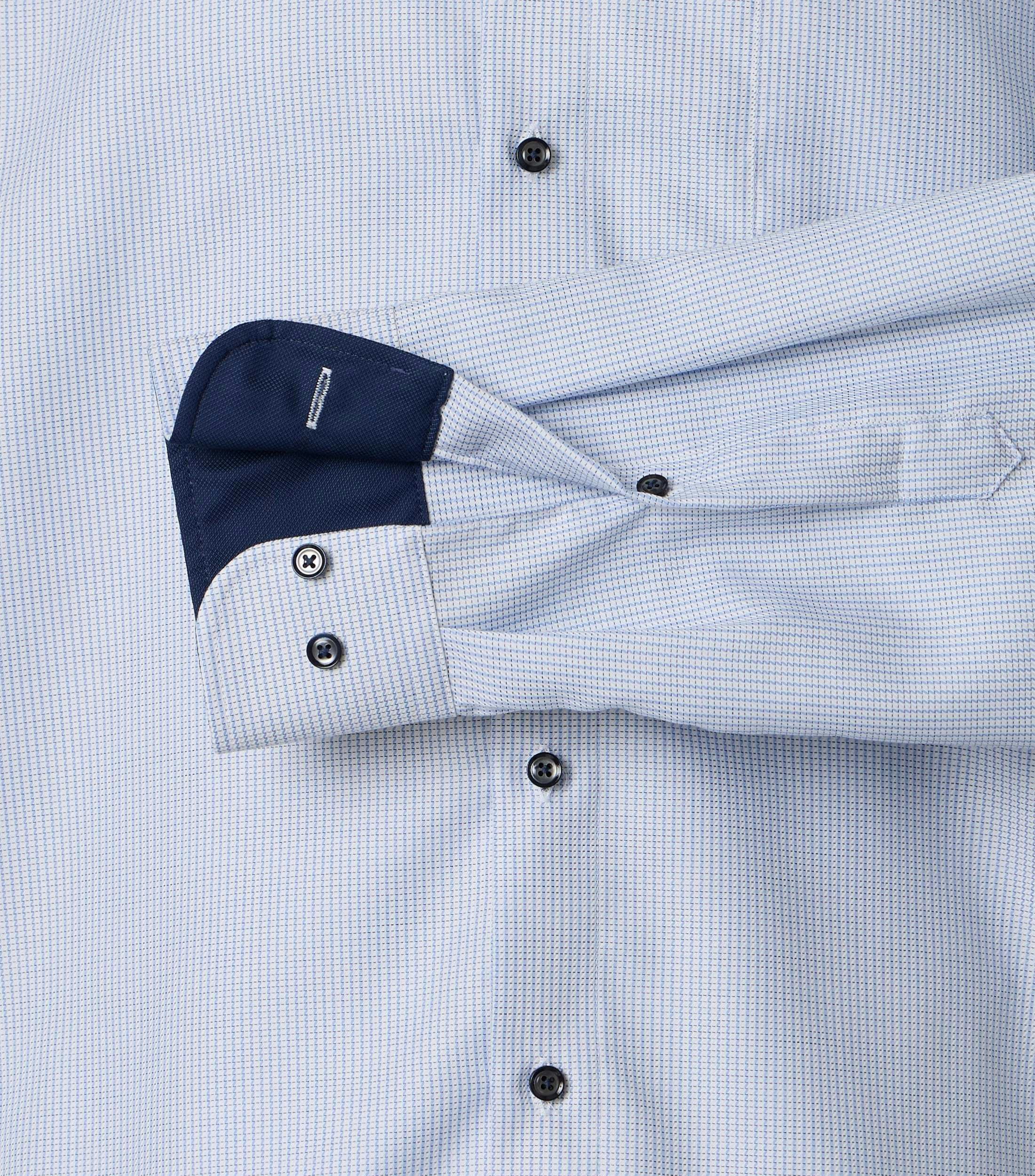 Ein Businesshemd im gestreift Muster in der Farbe Blau