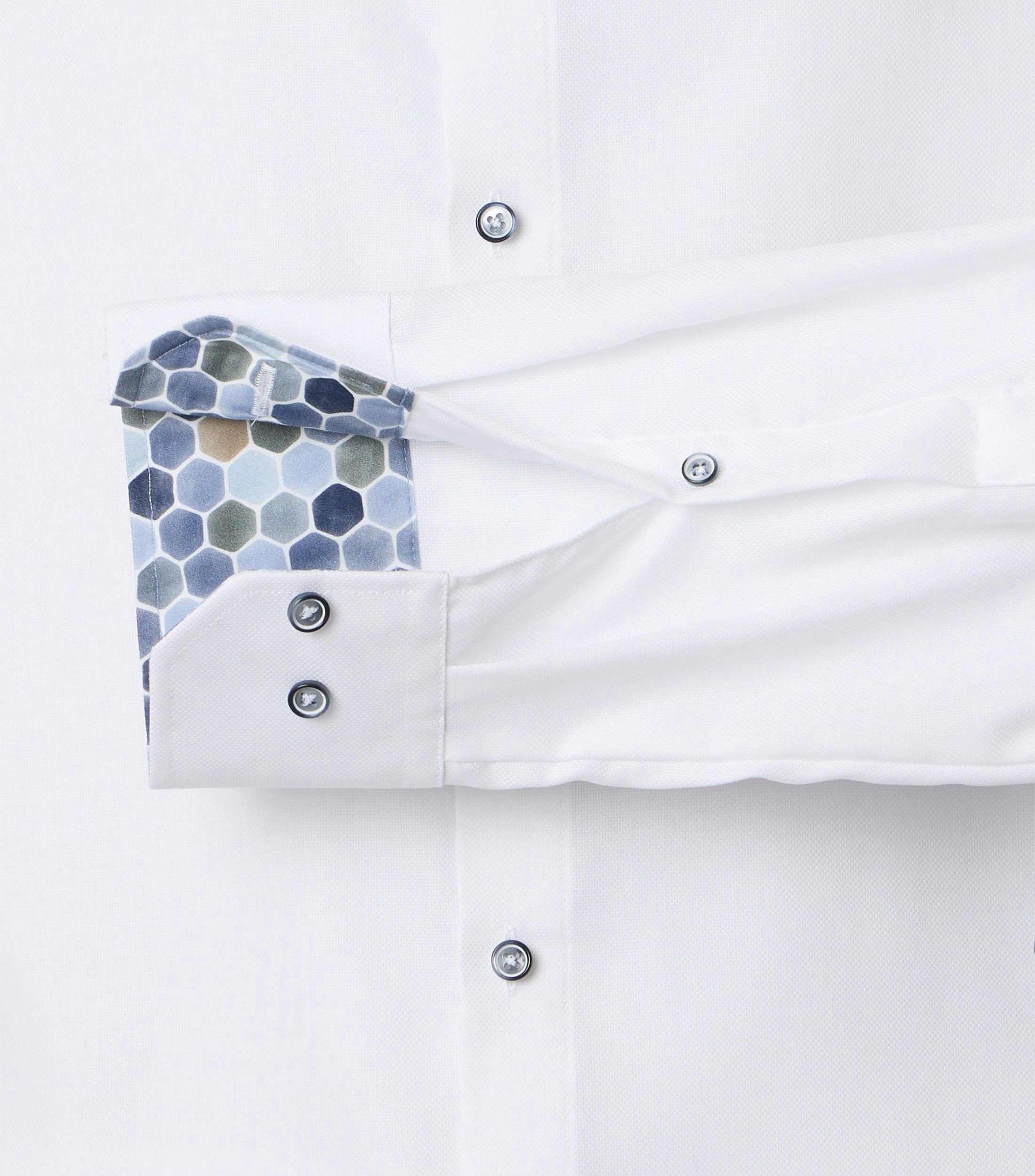 Ein Businesshemd im uni Muster in der Farbe Weiß